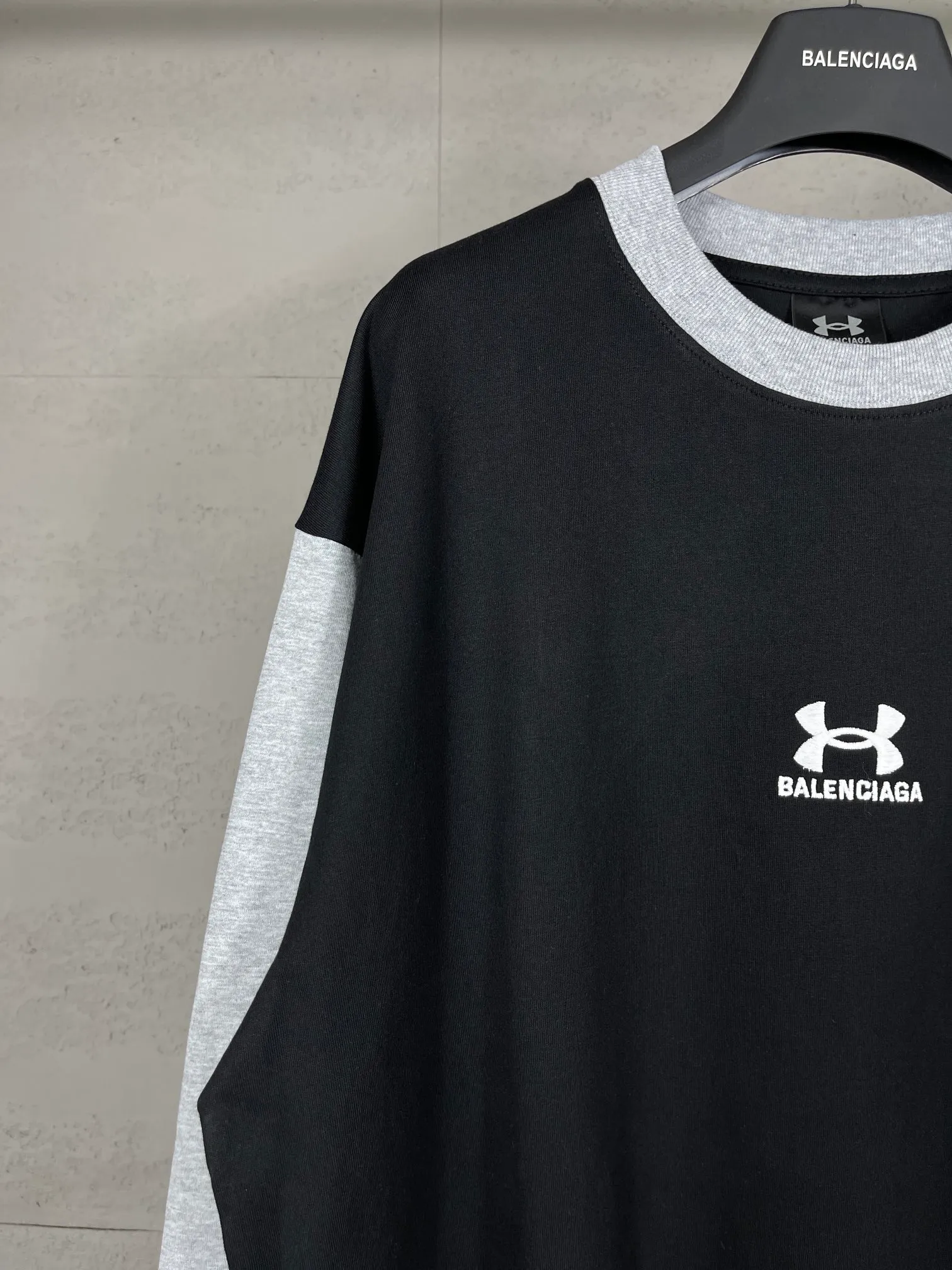 🅿️232 Real photos [Top version. Official website quality] BALENCI*GA/Paris joint Under Armor front and back embroidered color-blocked long-sleeved T-shirt #SS24 latest model. The first genuine product is developed in a timely manner and has great market currency. Comparisons welcome. The fabric is made of Paris ZP custom-woven and dyed cotton double yarn. Weighing 260 grams, the cloth surface is clean. The cloth pattern is clear, soft and comfortable. The threads are dyed with no color difference. The classic LOGO pattern embroidery is embroidered by Tajima imported machine. The letters are clear, three-dimensional and without burrs. Jubie market produces pictures based on pictures. Welcome to compare. The version adopts OS loose shoulder design. Same style for men and women. Code: BL225055 Color: Black Size: XS S M L