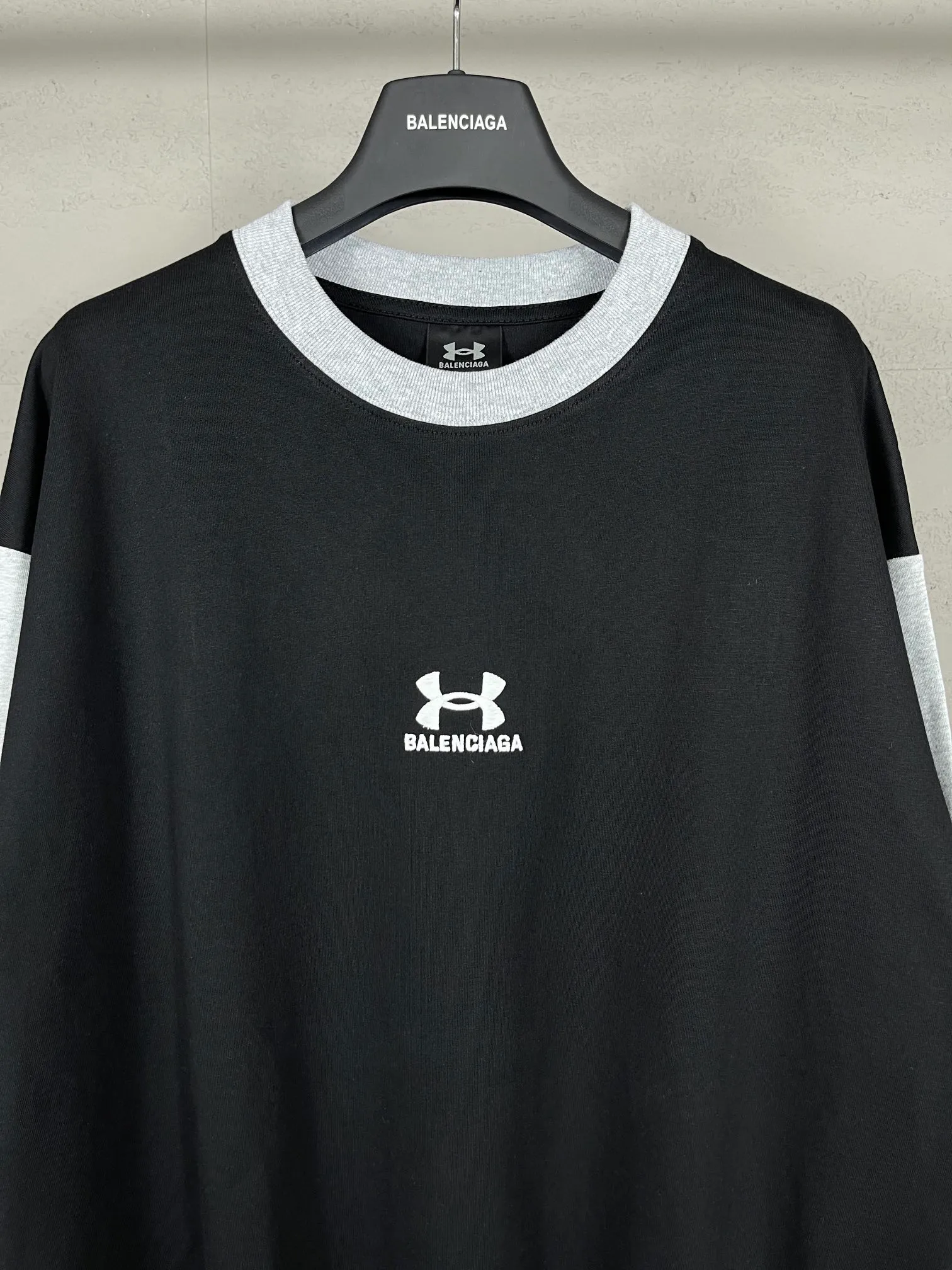 🅿️232 Real photos [Top version. Official website quality] BALENCI*GA/Paris joint Under Armor front and back embroidered color-blocked long-sleeved T-shirt #SS24 latest model. The first genuine product is developed in a timely manner and has great market currency. Comparisons welcome. The fabric is made of Paris ZP custom-woven and dyed cotton double yarn. Weighing 260 grams, the cloth surface is clean. The cloth pattern is clear, soft and comfortable. The threads are dyed with no color difference. The classic LOGO pattern embroidery is embroidered by Tajima imported machine. The letters are clear, three-dimensional and without burrs. Jubie market produces pictures based on pictures. Welcome to compare. The version adopts OS loose shoulder design. Same style for men and women. Code: BL225055 Color: Black Size: XS S M L