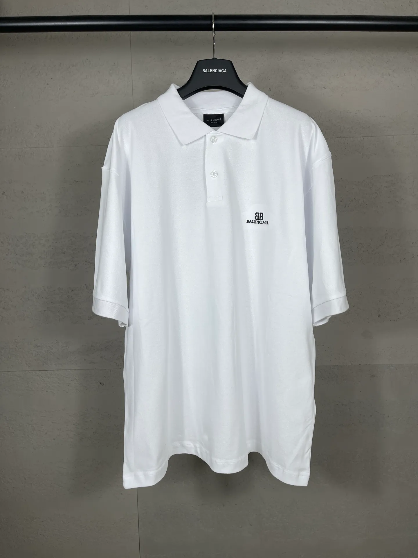 🅿️200 Actual pictures [Top version. Official website quality] BALENCI*GA/Paris #2025 new style, Paris classic LOGO double B embroidered POLO shirt, pure cotton rib cuffs, welcome to compare! The fabric is made of Paris ZP custom-woven and dyed cotton pique, with a weight of 260 grams. The cloth surface is clean. The cloth pattern is clear, soft and comfortable. The threads are woven and dyed with no color difference. The embroidered LOGO is embroidered using imported Tajima embroidery machine. The effect is three-dimensional. Restore the brick cabinet, adopt OS loose shoulder style. Same style for men and women. Coding: BL252205 Color: black, white Size: XS S M L
