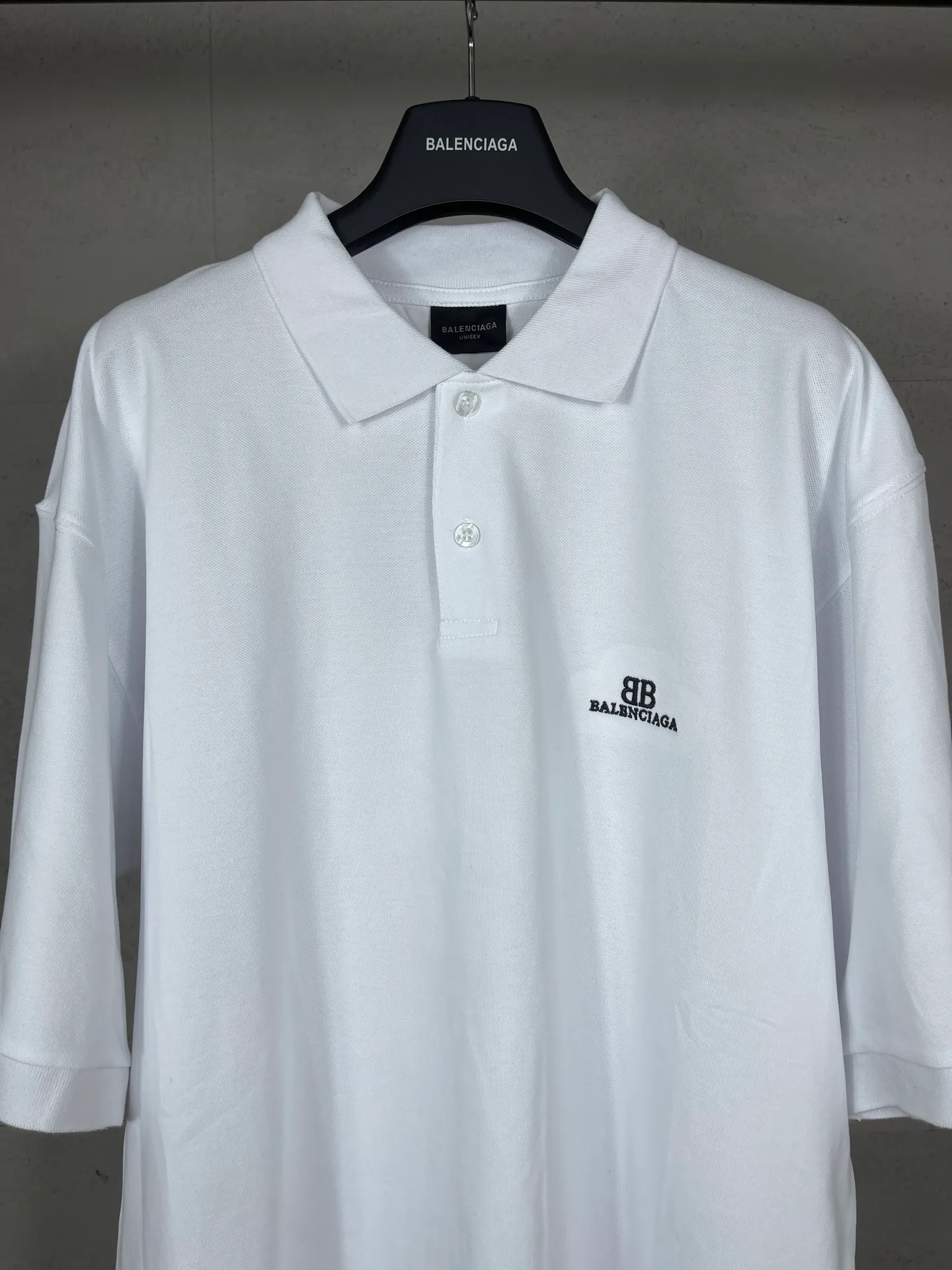 🅿️200 Actual pictures [Top version. Official website quality] BALENCI*GA/Paris #2025 new style, Paris classic LOGO double B embroidered POLO shirt, pure cotton rib cuffs, welcome to compare! The fabric is made of Paris ZP custom-woven and dyed cotton pique, with a weight of 260 grams. The cloth surface is clean. The cloth pattern is clear, soft and comfortable. The threads are woven and dyed with no color difference. The embroidered LOGO is embroidered using imported Tajima embroidery machine. The effect is three-dimensional. Restore the brick cabinet, adopt OS loose shoulder style. Same style for men and women. Coding: BL252205 Color: black, white Size: XS S M L