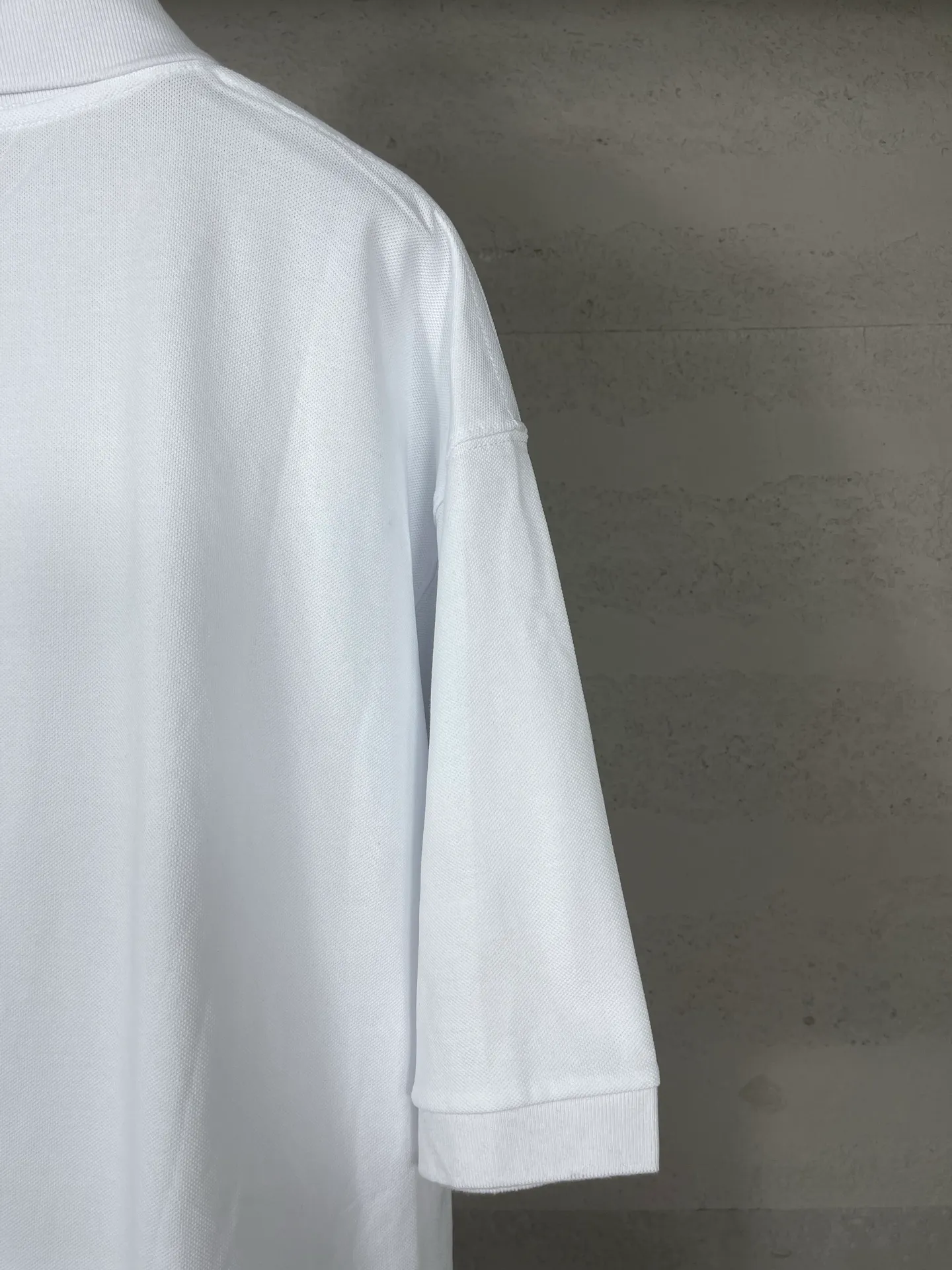 🅿️200 Actual pictures [Top version. Official website quality] BALENCI*GA/Paris #2025 new style, Paris classic LOGO double B embroidered POLO shirt, pure cotton rib cuffs, welcome to compare! The fabric is made of Paris ZP custom-woven and dyed cotton pique, with a weight of 260 grams. The cloth surface is clean. The cloth pattern is clear, soft and comfortable. The threads are woven and dyed with no color difference. The embroidered LOGO is embroidered using imported Tajima embroidery machine. The effect is three-dimensional. Restore the brick cabinet, adopt OS loose shoulder style. Same style for men and women. Coding: BL252205 Color: black, white Size: XS S M L