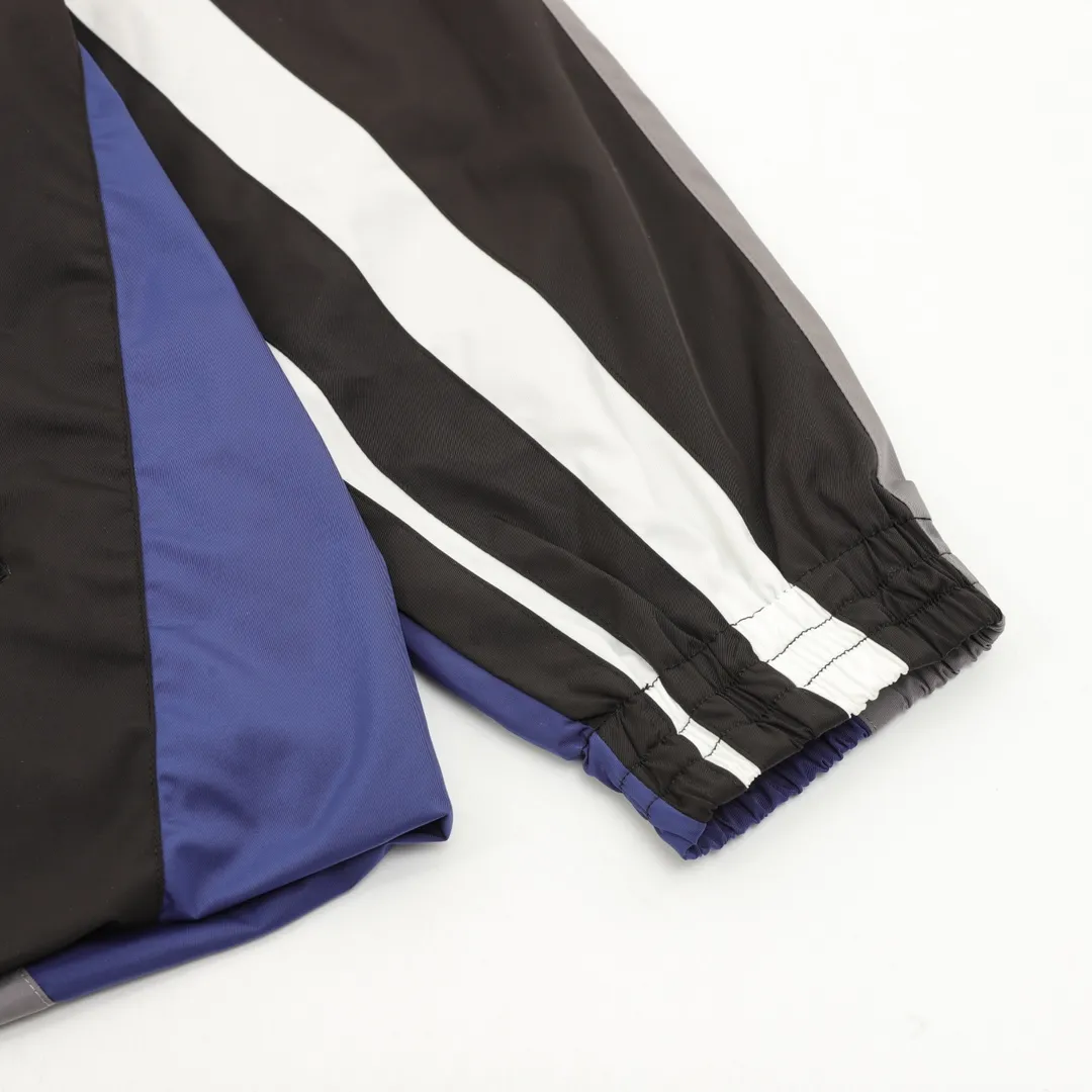 🅿️620 Balenciaga/Balenciaga two-color stitching letter embroidered windbreaker jacket This product uses high-quality PET sliced ​​polyester fiber as the spinning raw material to ensure that it has stable chemical and physical properties. Using a high-speed spinning process, PET slices are made into POY (pre-oriented yarn) or FDY (fully drawn yarn) through melting, filtration, spinneret extrusion and other steps. These filament products have the characteristics of high breaking strength, high elastic modulus, excellent heat setting properties, good resilience properties, heat resistance, light resistance, corrosion resistance, easy washing and quick drying. It adopts the classic washing and distressing process and is carefully polished to present a unique whitening effect, showing the retro charm that has accumulated over time. This process uses specific washing methods to achieve a certain visual and tactile effect on the garments, giving the garments an old and worn feel. Same style for men and women Sizes: XS-L
