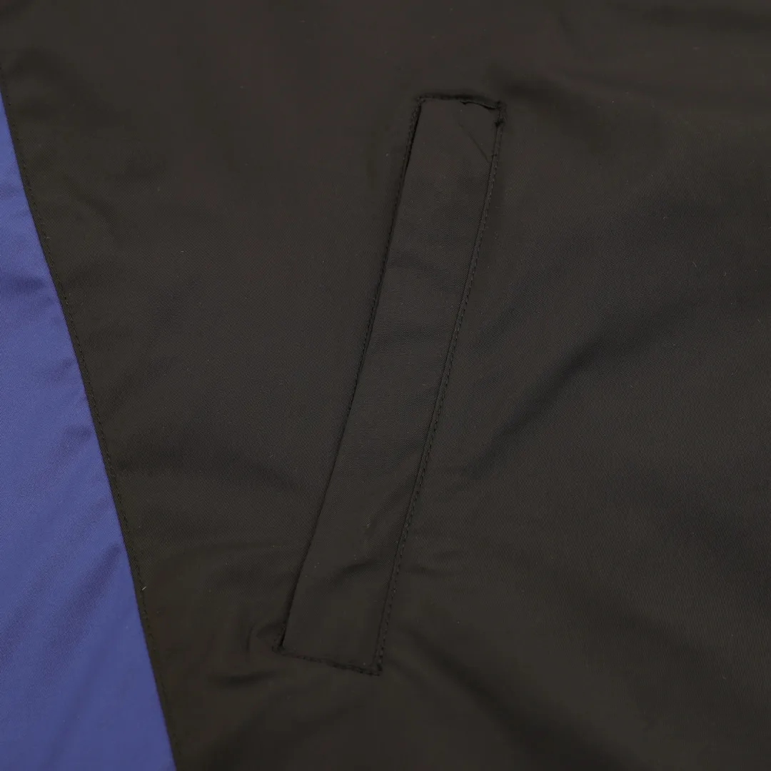🅿️620 Balenciaga/Balenciaga two-color stitching letter embroidered windbreaker jacket This product uses high-quality PET sliced ​​polyester fiber as the spinning raw material to ensure that it has stable chemical and physical properties. Using a high-speed spinning process, PET slices are made into POY (pre-oriented yarn) or FDY (fully drawn yarn) through melting, filtration, spinneret extrusion and other steps. These filament products have the characteristics of high breaking strength, high elastic modulus, excellent heat setting properties, good resilience properties, heat resistance, light resistance, corrosion resistance, easy washing and quick drying. It adopts the classic washing and distressing process and is carefully polished to present a unique whitening effect, showing the retro charm that has accumulated over time. This process uses specific washing methods to achieve a certain visual and tactile effect on the garments, giving the garments an old and worn feel. Same style for men and women Sizes: XS-L