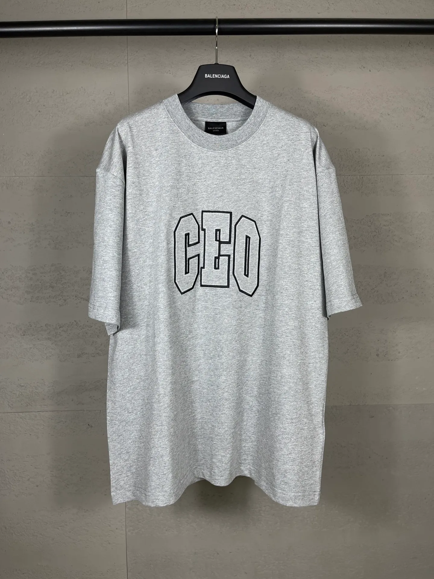 🅿️180 real photos [Top version. Official website quality] BALENCI*GA/Paris. 2025 new model. The short-sleeved T-shirt is embroidered with the CEO team logo on the front. It is synchronized with the brick cabinet. It is developed as an authentic product at the first time. Please print and compare! The fabric is made of Paris ZP custom-woven and dyed cotton with double yarn. Weighing 260 grams, the cloth surface is clean. The cloth pattern is clear, soft and comfortable. The threads are dyed with no color difference. The embroidery uses imported Tajima embroidery machines. The letters are clear and the effect is three-dimensional. The entire garment is worn and distressed. The version adopts OS loose shoulder design. Same style for men and women. Code: BL253697 Color: Gray Size: XS S M L