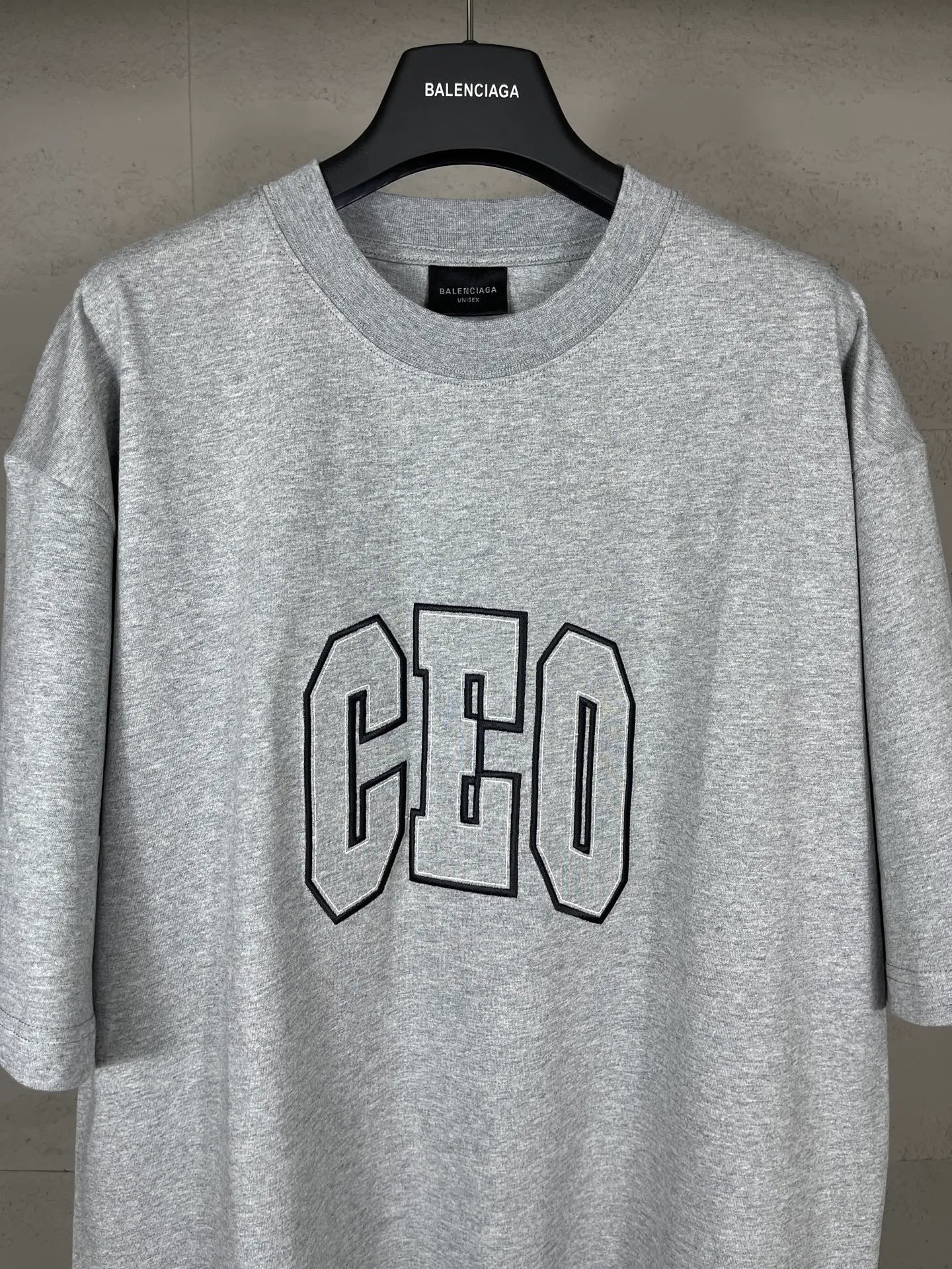 🅿️180 real photos [Top version. Official website quality] BALENCI*GA/Paris. 2025 new model. The short-sleeved T-shirt is embroidered with the CEO team logo on the front. It is synchronized with the brick cabinet. It is developed as an authentic product at the first time. Please print and compare! The fabric is made of Paris ZP custom-woven and dyed cotton with double yarn. Weighing 260 grams, the cloth surface is clean. The cloth pattern is clear, soft and comfortable. The threads are dyed with no color difference. The embroidery uses imported Tajima embroidery machines. The letters are clear and the effect is three-dimensional. The entire garment is worn and distressed. The version adopts OS loose shoulder design. Same style for men and women. Code: BL253697 Color: Gray Size: XS S M L