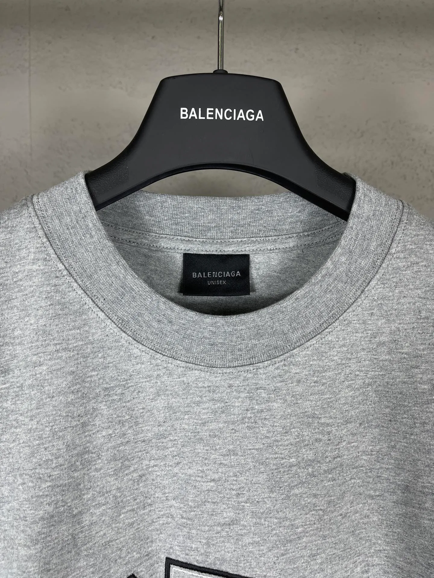 🅿️180 real photos [Top version. Official website quality] BALENCI*GA/Paris. 2025 new model. The short-sleeved T-shirt is embroidered with the CEO team logo on the front. It is synchronized with the brick cabinet. It is developed as an authentic product at the first time. Please print and compare! The fabric is made of Paris ZP custom-woven and dyed cotton with double yarn. Weighing 260 grams, the cloth surface is clean. The cloth pattern is clear, soft and comfortable. The threads are dyed with no color difference. The embroidery uses imported Tajima embroidery machines. The letters are clear and the effect is three-dimensional. The entire garment is worn and distressed. The version adopts OS loose shoulder design. Same style for men and women. Code: BL253697 Color: Gray Size: XS S M L