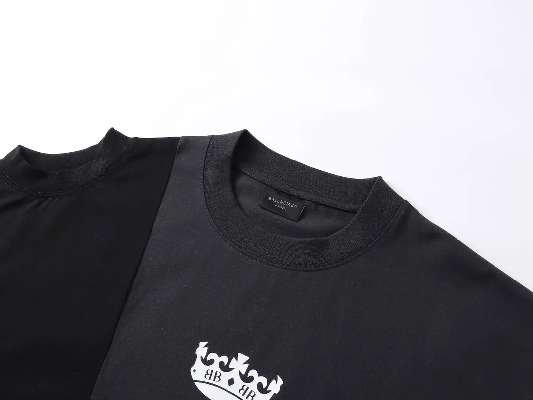 🅿️220 real photos [Top version. Official website quality] BALENCI*GA/Paris. SS25 latest letter LOGO printed splicing off-shoulder short-sleeved T-shirt. Brick cabinet synchronization. Genuine product developed at the first time, happy to print and compare! The fabric is made of Paris ZP custom-woven and dyed cotton double yarn. Weighing 260 grams, the cloth surface is clean. The cloth pattern is clear, soft and comfortable, and the threads are dyed with no color difference. The printing uses environmentally friendly imported materials. The letters are clear and the effect is three-dimensional. The version adopts OS loose shoulder design. Women's model Code: BL253636 Color: black and blue Size: XS S M L
