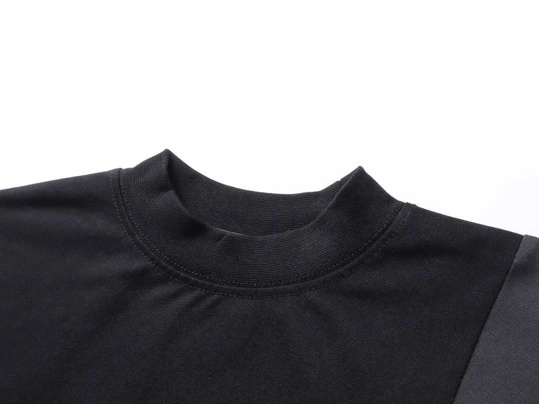 🅿️220 real photos [Top version. Official website quality] BALENCI*GA/Paris. SS25 latest letter LOGO printed splicing off-shoulder short-sleeved T-shirt. Brick cabinet synchronization. Genuine product developed at the first time, happy to print and compare! The fabric is made of Paris ZP custom-woven and dyed cotton double yarn. Weighing 260 grams, the cloth surface is clean. The cloth pattern is clear, soft and comfortable, and the threads are dyed with no color difference. The printing uses environmentally friendly imported materials. The letters are clear and the effect is three-dimensional. The version adopts OS loose shoulder design. Women's model Code: BL253636 Color: black and blue Size: XS S M L