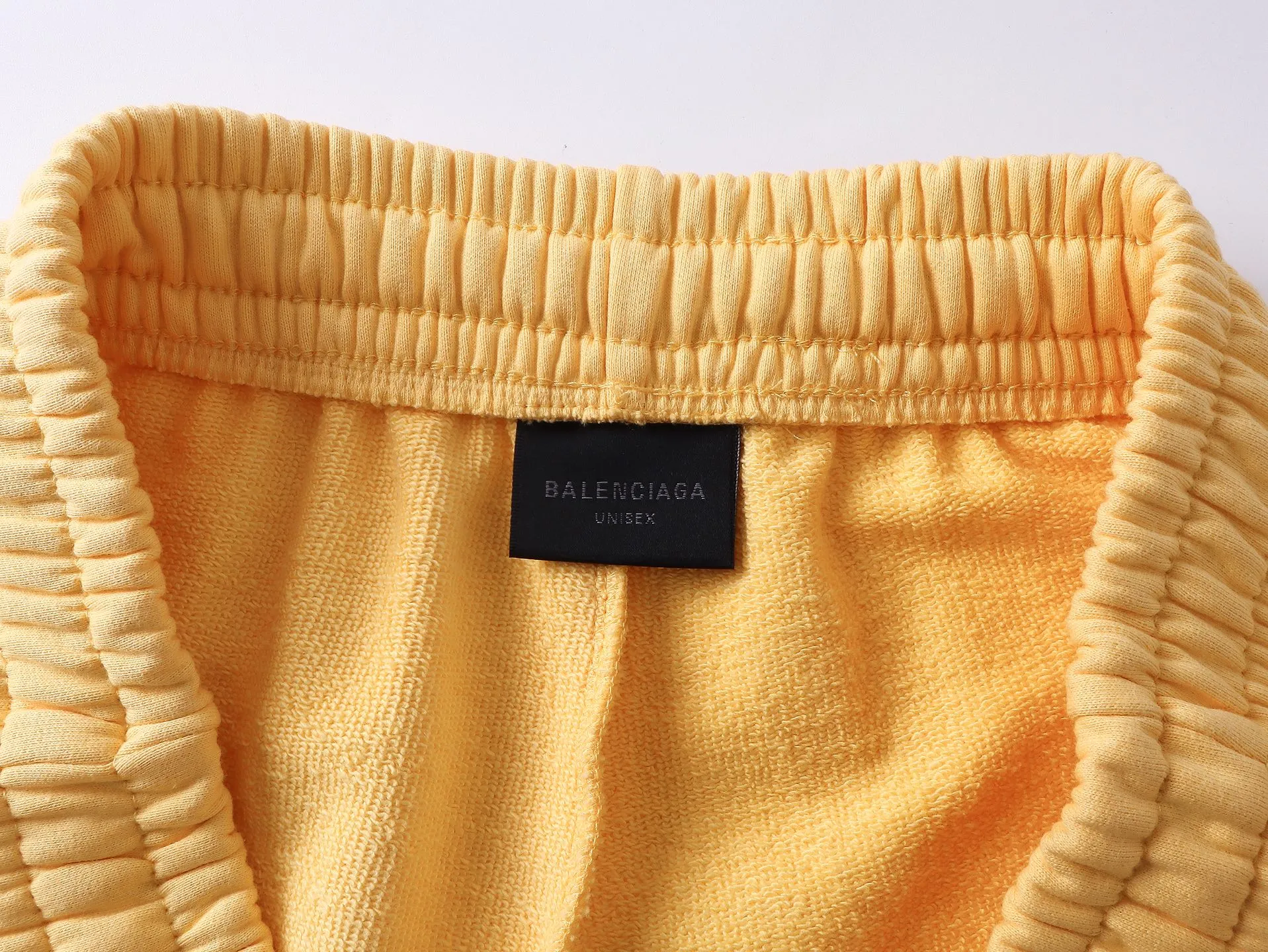 🅿️220 real photos [Top version. Official website quality] BALENCI*GA/Paris. 2025 new model. The wheat ear LOGO embroidery on the front is washed, distressed and frayed shorts. The brick cabinet is synchronized. The original product is developed at the first time, please print and compare! The fabric is made of Paris ZP custom-woven and dyed 100% cotton terry sweatshirt. The weight is 460 grams. The cloth surface is clean. The cloth pattern is clear and the hand feels soft and comfortable. The embroidery is embroidered with an imported Tajima embroidery machine. The letters are clear and the effect is three-dimensional. The version adopts a loose version. Same style for men and women. Code: BL257007 Color: washed black, yellow Size: XS S M L