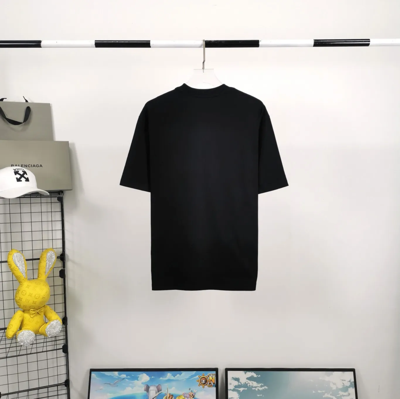 [New arrival] The top tested version of BALENCIAGA 22S early spring new fashion hole phantom mosaic blurred letters loose cotton short-sleeved T-shirt for men and women couples. The fabric is made of 32s 260g combed cotton fabric. The fabric density is extremely high. The chest is printed with digital direct injection, which has a dizzy effect of fuzzy mathematical patterns. It restores the hazy gradient phantom printing of the English "Balenciaga" on the chest without any difference. The intercalated gray is a yarn-dyed fabric, and the yarn is dyed first and then woven. Feel free to compare.  Color: Black White Size: XS-L P: 250