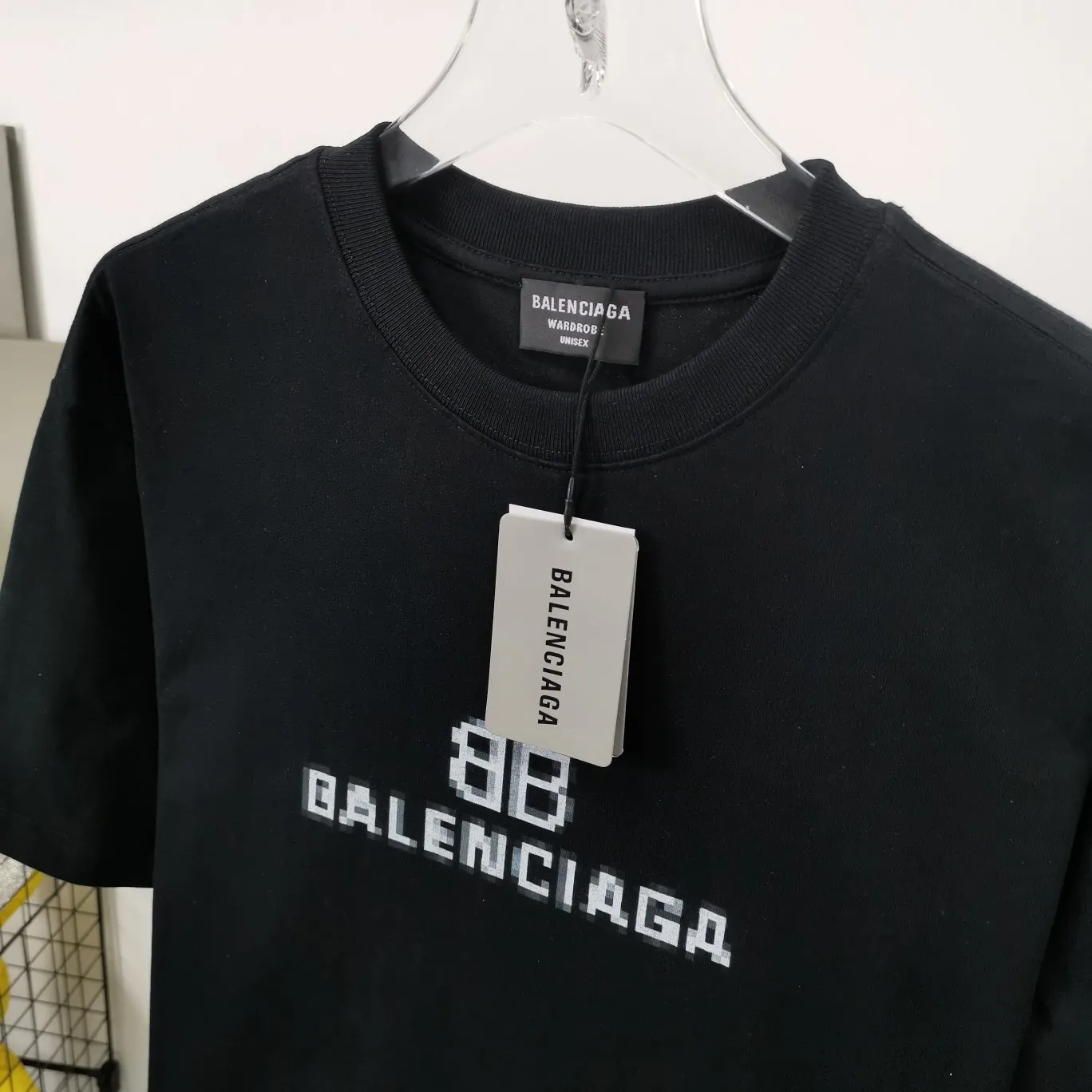 [New arrival] The top tested version of BALENCIAGA 22S early spring new fashion hole phantom mosaic blurred letters loose cotton short-sleeved T-shirt for men and women couples. The fabric is made of 32s 260g combed cotton fabric. The fabric density is extremely high. The chest is printed with digital direct injection, which has a dizzy effect of fuzzy mathematical patterns. It restores the hazy gradient phantom printing of the English "Balenciaga" on the chest without any difference. The intercalated gray is a yarn-dyed fabric, and the yarn is dyed first and then woven. Feel free to compare.  Color: Black White Size: XS-L P: 250