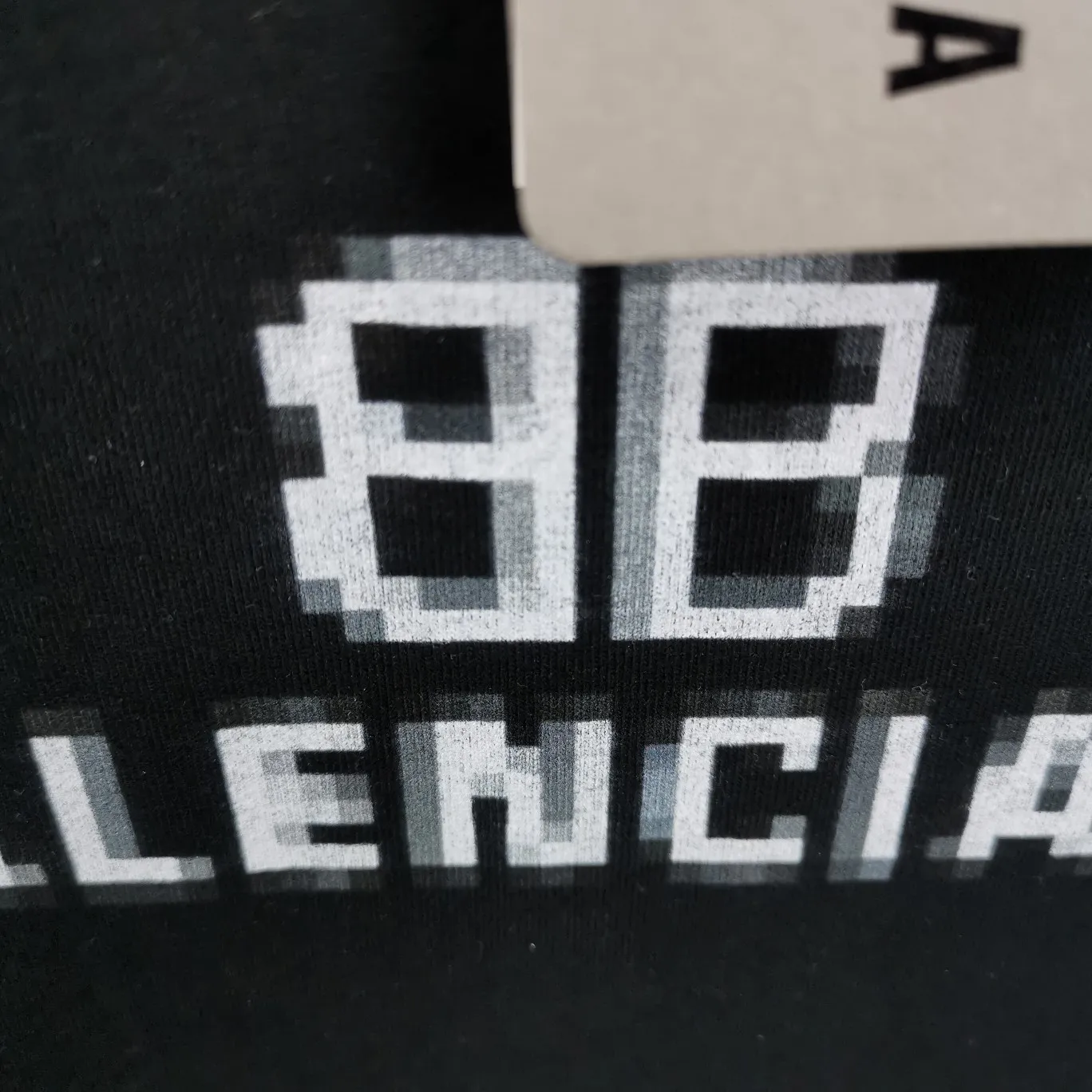 [New arrival] The top tested version of BALENCIAGA 22S early spring new fashion hole phantom mosaic blurred letters loose cotton short-sleeved T-shirt for men and women couples. The fabric is made of 32s 260g combed cotton fabric. The fabric density is extremely high. The chest is printed with digital direct injection, which has a dizzy effect of fuzzy mathematical patterns. It restores the hazy gradient phantom printing of the English "Balenciaga" on the chest without any difference. The intercalated gray is a yarn-dyed fabric, and the yarn is dyed first and then woven. Feel free to compare.  Color: Black White Size: XS-L P: 250