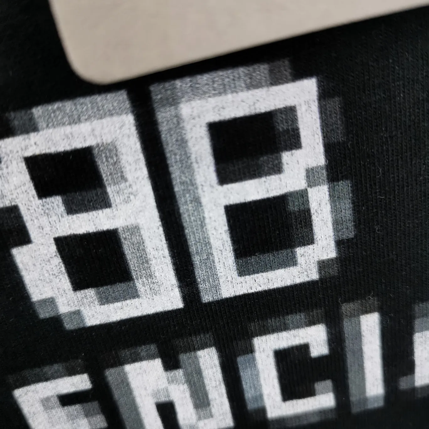 [New arrival] The top tested version of BALENCIAGA 22S early spring new fashion hole phantom mosaic blurred letters loose cotton short-sleeved T-shirt for men and women couples. The fabric is made of 32s 260g combed cotton fabric. The fabric density is extremely high. The chest is printed with digital direct injection, which has a dizzy effect of fuzzy mathematical patterns. It restores the hazy gradient phantom printing of the English "Balenciaga" on the chest without any difference. The intercalated gray is a yarn-dyed fabric, and the yarn is dyed first and then woven. Feel free to compare.  Color: Black White Size: XS-L P: 250