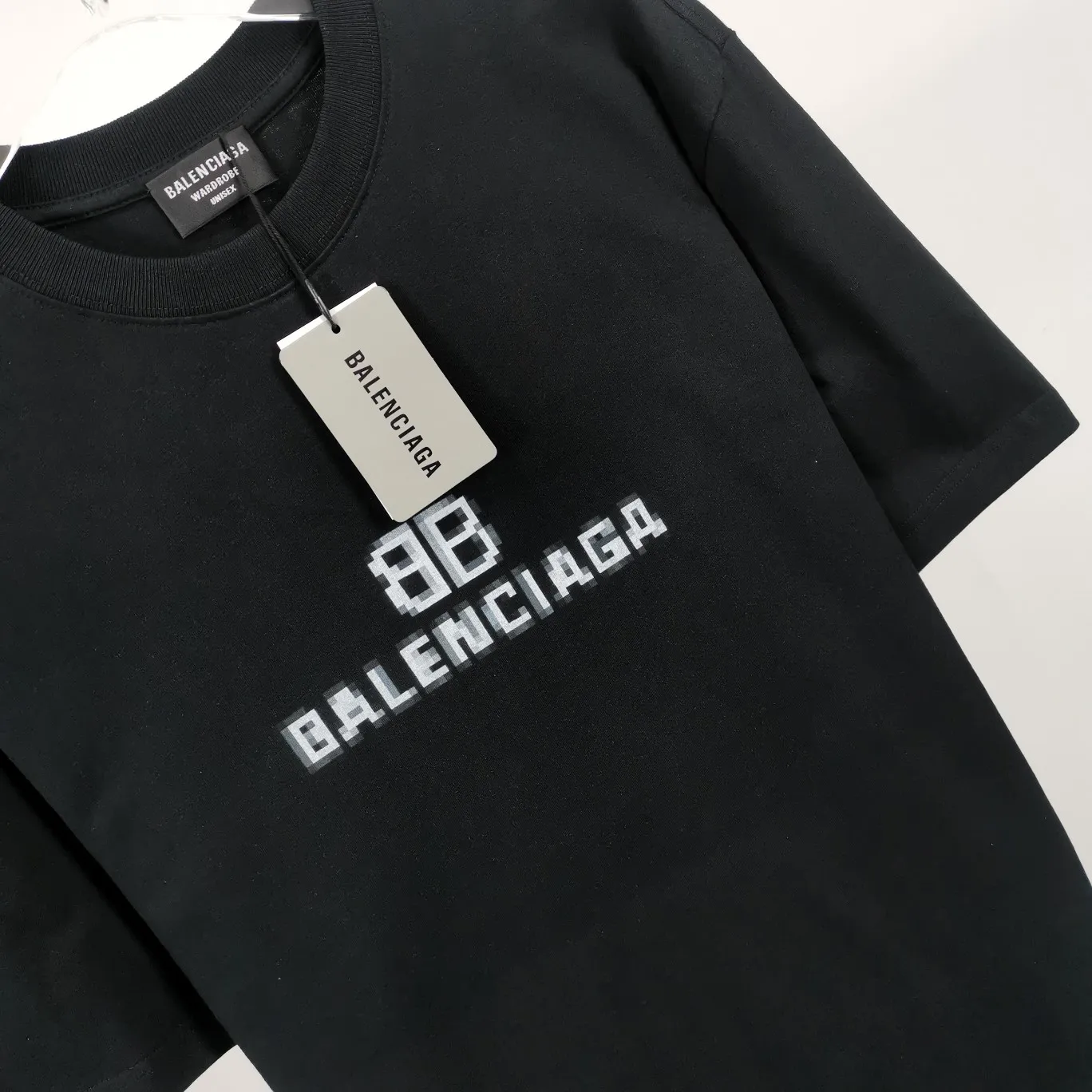 [New arrival] The top tested version of BALENCIAGA 22S early spring new fashion hole phantom mosaic blurred letters loose cotton short-sleeved T-shirt for men and women couples. The fabric is made of 32s 260g combed cotton fabric. The fabric density is extremely high. The chest is printed with digital direct injection, which has a dizzy effect of fuzzy mathematical patterns. It restores the hazy gradient phantom printing of the English "Balenciaga" on the chest without any difference. The intercalated gray is a yarn-dyed fabric, and the yarn is dyed first and then woven. Feel free to compare.  Color: Black White Size: XS-L P: 250