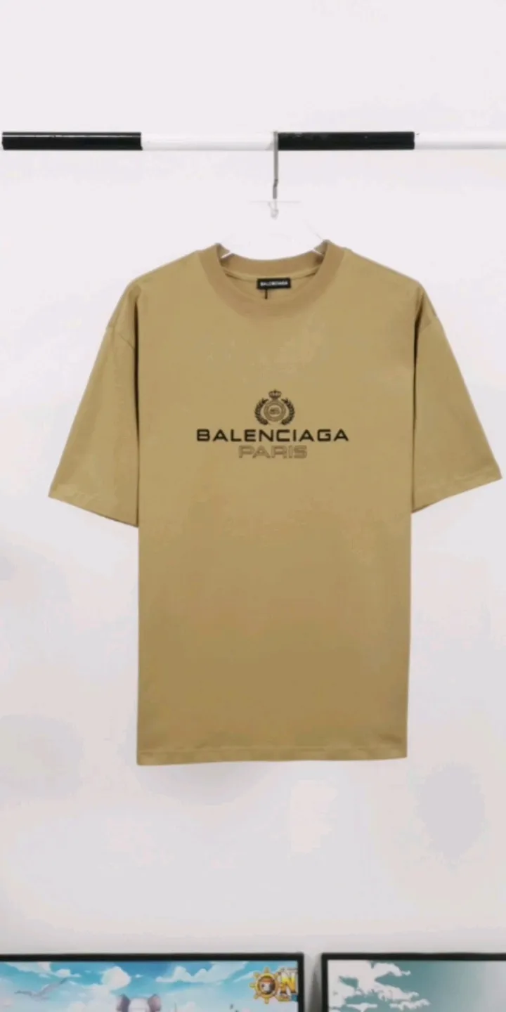 Real shot of the video - the top tested version of Balenciaga's classic wheat crown lock Paris male and female couple star's same style pure cotton short-sleeved T-shirt. Selected 32S 260g combed cotton fabric, thick and textured, high-density knitting weaving technology, firm and elastic, extremely smooth and skin-friendly, soft and delicate feel, no shrinkage or deformation, the upper body is crisp and stylish, which is different from the cheap soft couch fabrics with low weight and low count on the market.  Ultra-high-level workmanship, every detail shows a sense of luxury, and the original three-dimensional cutting process creates a perfect fit. The OS loose shoulder style accommodates all body types. It is a truly versatile style that looks slim and good-looking for both men and women.   3M (black) reflective classic wheat ear letter printing, high fastness and will not crack or fall off. The classic pattern will never go out of style. Multiple colors are available, and every color is beautiful!  Color: Black White Dark Khaki Size: XS-L P:250