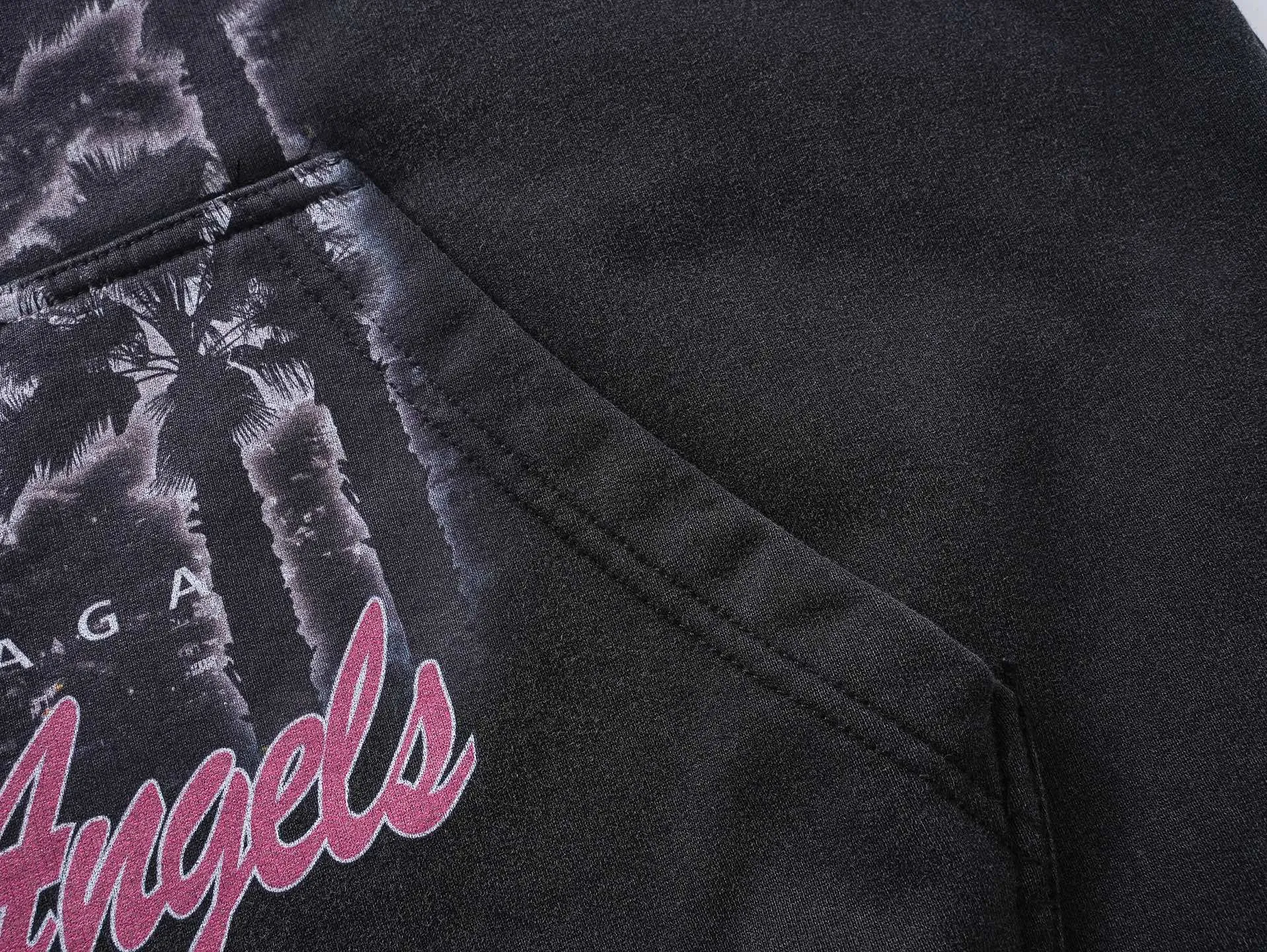 🅿️366 real photos [Top version. Official website quality] BALENCI*GA/25 new model. Latest style SS25 ready-to-wear washable hooded sweatshirt with Los Angeles night scene direct-printed print on the front. Research and development at the first time, different market currencies. Comparisons welcome. The fabric is made of Paris ZP custom-woven and dyed cotton sweatshirt. Weighing 460 grams, the cloth surface is clean. The cloth pattern is clear, soft and comfortable. The threads are dyed with no color difference. Printing adopts computer direct printing. Garments are washed and aged. Jubie market currency. Welcome to compare. The version adopts OS loose shoulder design. Same style for men and women. Code: BL259905 Color: washed black, apricot Size: XS S M L