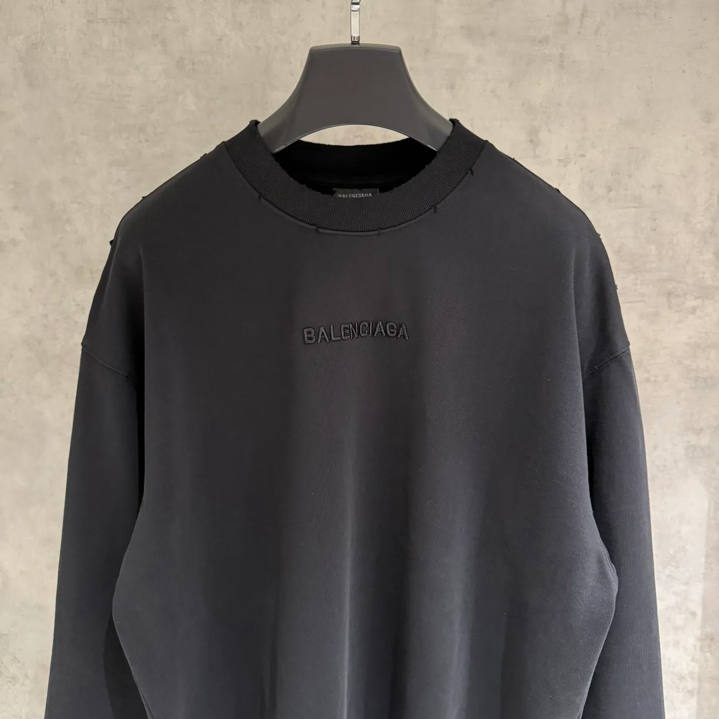 🅿️350 [Strict quality control] Balenciaga's new heavy-weight long-sleeved sweatshirt T-shirt. Heavy 420g double yarn fabric. Three-dimensional embroidery on the front and full-length patch embroidery on the back. The whole garment is washed twice. The four sides are frayed and torn. Heavy fabric. The collar is made of icy Salona. Loose version. Deep, wide and stylish. No deformation or shrinkage. 3 colors of black, white and gray. Size: M-2xl