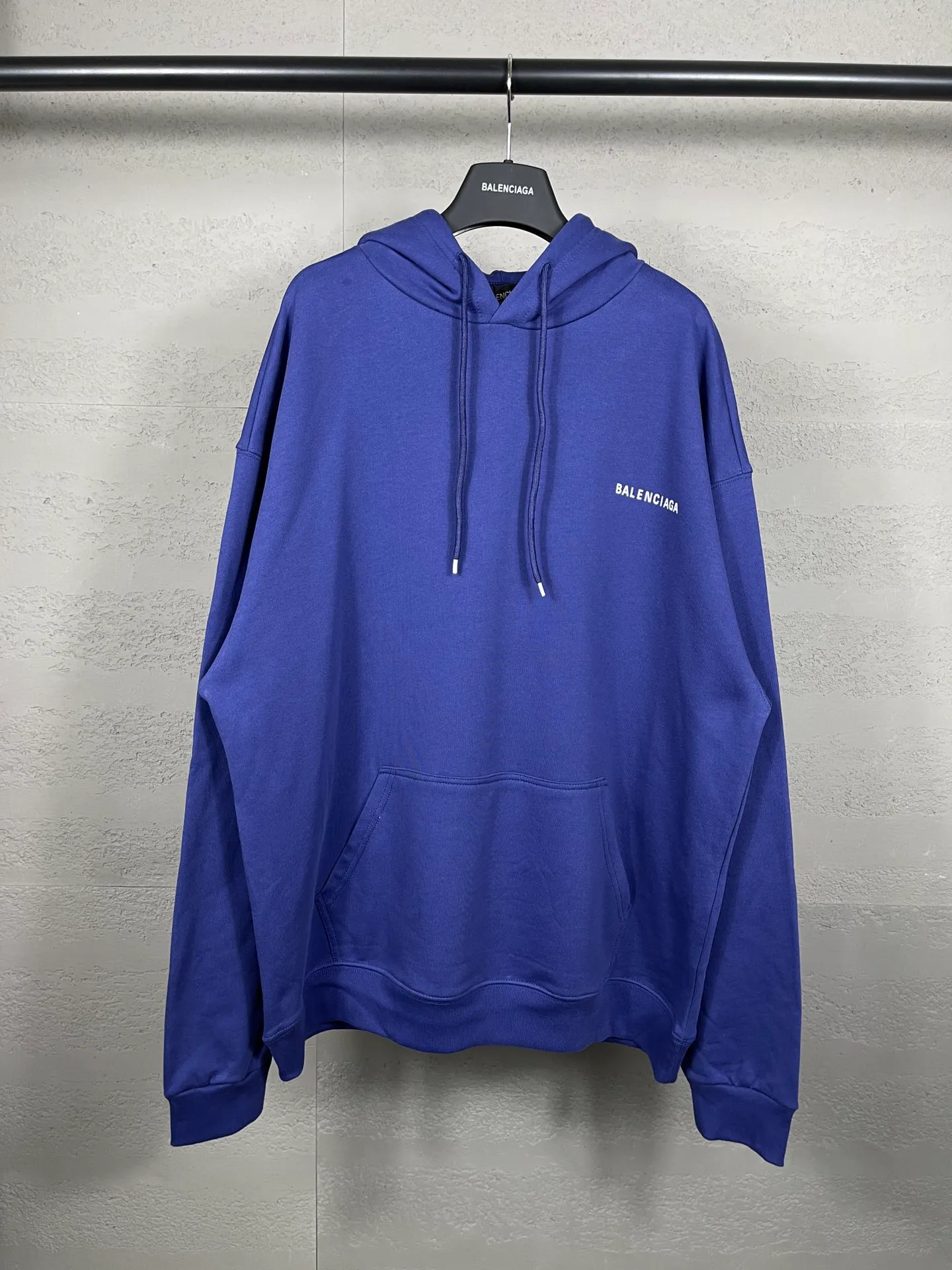 🅿️290 real photos [Top version. Official website quality] BALENCI*GA/Paris#Classic style. Classic letter printed hooded sweatshirt on the front and back. Brick cabinet synchronized. Welcome to compare! The fabric is made of Paris ZP custom-woven and dyed cotton terry sweatshirt. The weight is 450 grams. The cloth surface is clean. The cloth pattern is clear, soft and comfortable. The threads are dyed with no color difference. The classic pattern is printed with environmentally friendly imported materials, precision printing screen, the letters are clear, the effect is three-dimensional, and the brick cabinet is restored. The version adopts OS loose shoulder design. Same style for men and women. Coding: BL238026 Color: black, beige, blue Size: XS S M L