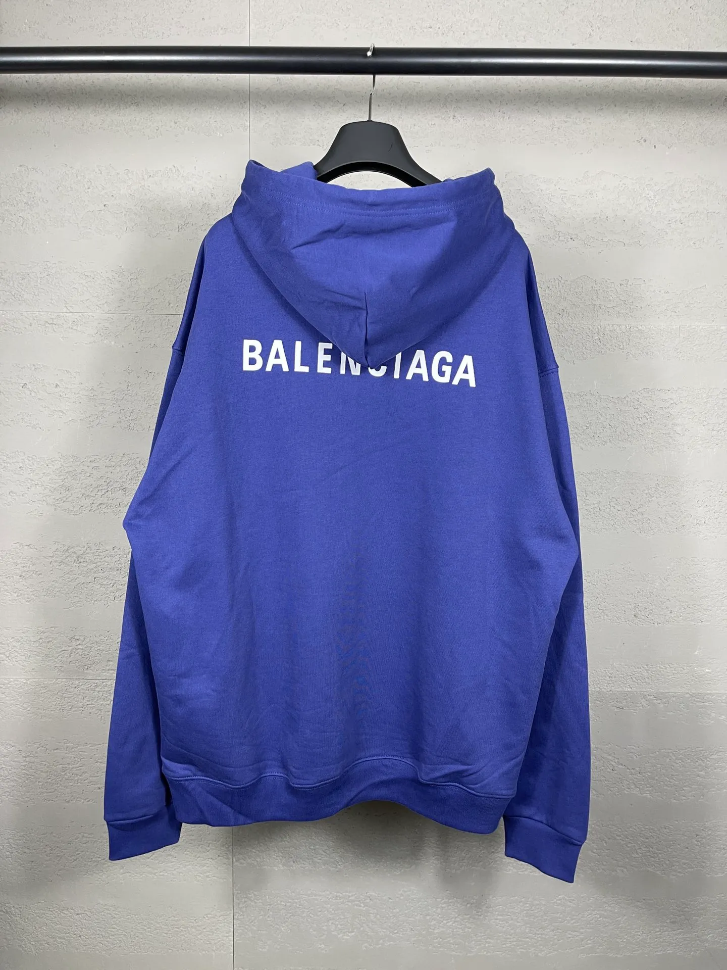 🅿️290 real photos [Top version. Official website quality] BALENCI*GA/Paris#Classic style. Classic letter printed hooded sweatshirt on the front and back. Brick cabinet synchronized. Welcome to compare! The fabric is made of Paris ZP custom-woven and dyed cotton terry sweatshirt. The weight is 450 grams. The cloth surface is clean. The cloth pattern is clear, soft and comfortable. The threads are dyed with no color difference. The classic pattern is printed with environmentally friendly imported materials, precision printing screen, the letters are clear, the effect is three-dimensional, and the brick cabinet is restored. The version adopts OS loose shoulder design. Same style for men and women. Coding: BL238026 Color: black, beige, blue Size: XS S M L