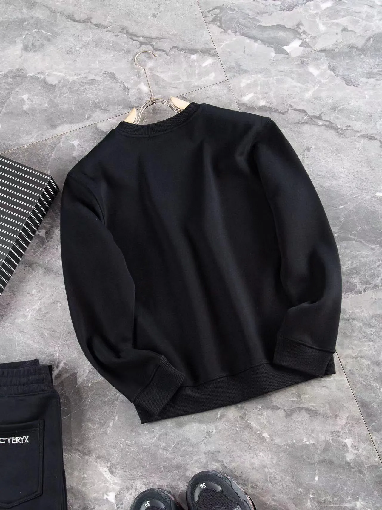 🅿️400 brand [BALENCIAGA] (velvet and thickened) 2025 autumn and winter new products, celebrities' favorite fashion-flavored casual suits, clean and neat tailoring, full of urban style. Made of high-quality customized fabrics, the lining has excellent thermal insulation effect, feels soft and dry, and the upper body effect is crisp and stylish. The three-dimensional cutting process and the pattern are all of high standards, and the silhouette version has the right benefits! It is not tight at all, and you feel good when you put it on. So many top-quality raw materials create high-end products with unparalleled value. It is the first choice for high-end fashion people. (Size: M-4XL can wear up to 200 pounds)