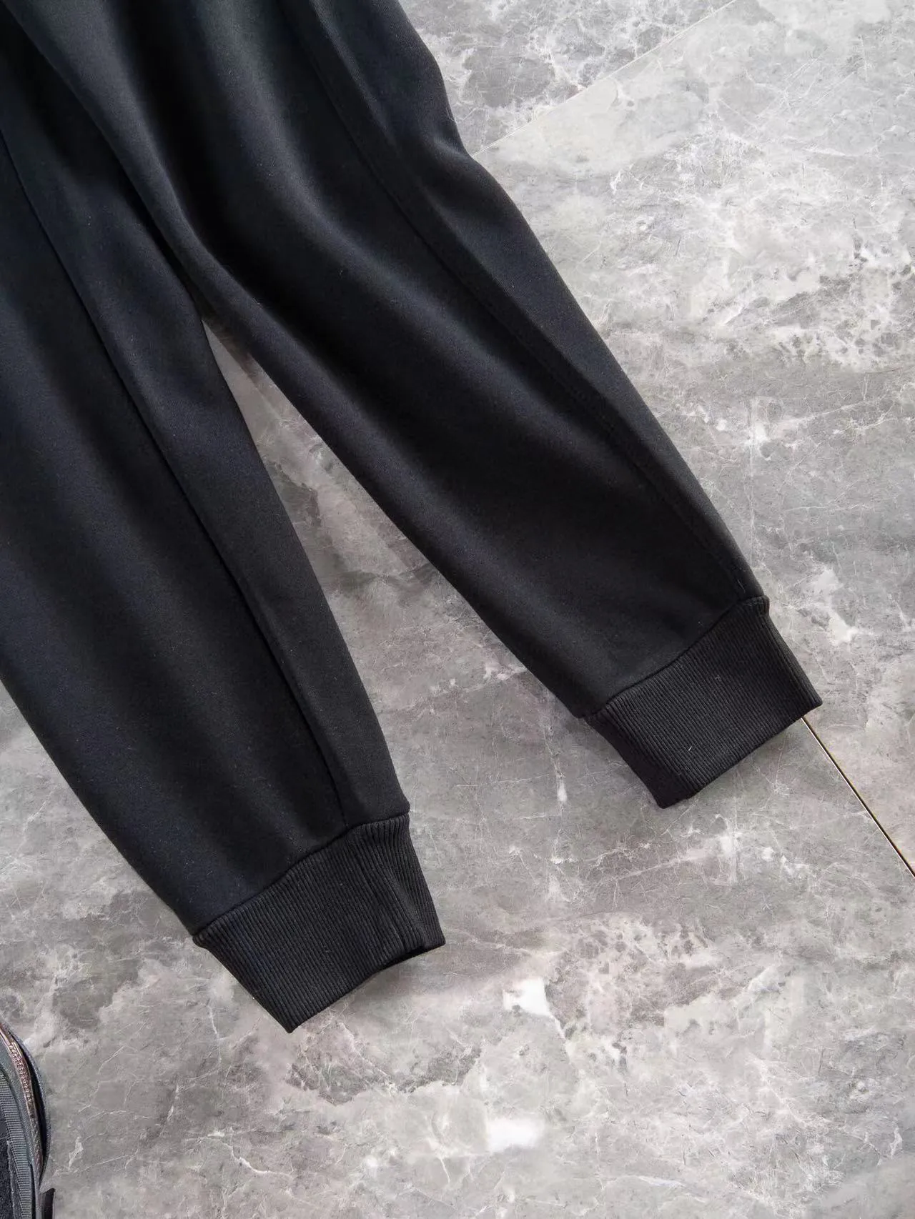 🅿️400 brand [BALENCIAGA] (velvet and thickened) 2025 autumn and winter new products, celebrities' favorite fashion-flavored casual suits, clean and neat tailoring, full of urban style. Made of high-quality customized fabrics, the lining has excellent thermal insulation effect, feels soft and dry, and the upper body effect is crisp and stylish. The three-dimensional cutting process and the pattern are all of high standards, and the silhouette version has the right benefits! It is not tight at all, and you feel good when you put it on. So many top-quality raw materials create high-end products with unparalleled value. It is the first choice for high-end fashion people. (Size: M-4XL can wear up to 200 pounds)