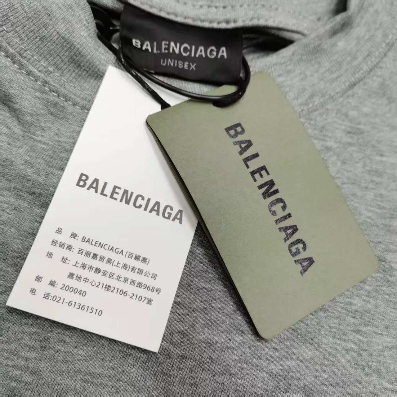 [Top version. Official website quality] BALENCI*GA/Paris. SS25 latest model. Color splicing series. New LOGO monogram printing. Spliced ​​short-sleeved T-shirt. Brick cabinet synchronization. Genuine development at the first time. The fabric is made of Paris ZP custom-woven and dyed cotton double yarn. Weighing 260 grams, the cloth surface is clean. The cloth pattern is clear, soft and comfortable. The threads are dyed with no color difference. The printing is made of environmentally friendly imported materials. The letters are clear and the effect is three-dimensional. The version adopts OS loose shoulder design. Same style for men and women. Color: black and gray. Size: XS S M L P: 280