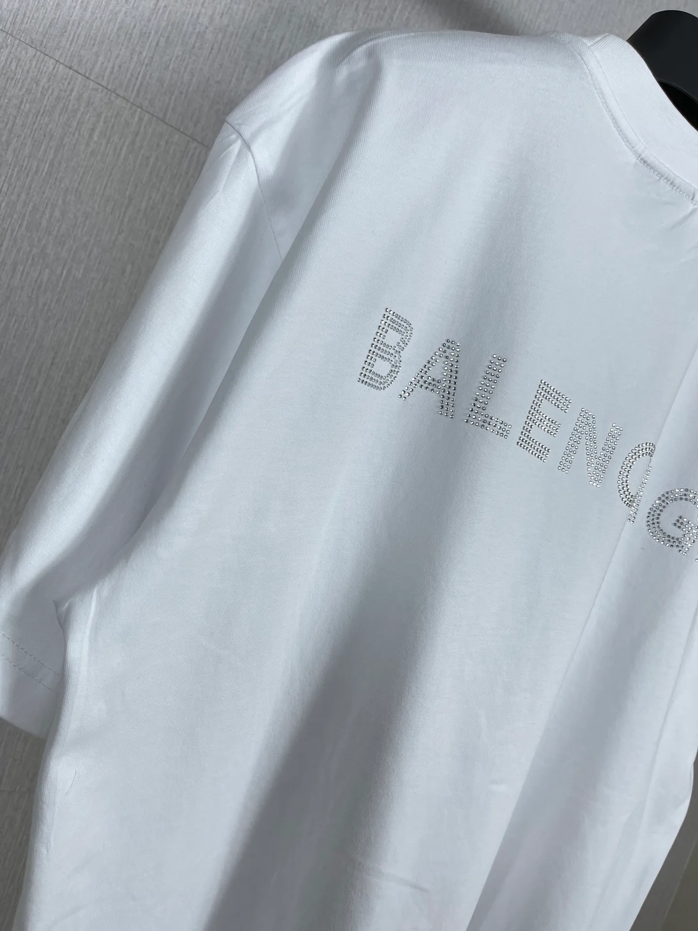 🅿️174 Actual pictures [Top version. Official website quality] BALENCI*GA/Paris BALENCI*GA# classic LOGO hot-drilled and washed short-sleeved T-shirt on the back. Brick cabinet synchronization. The fabric is made of Paris ZP custom-woven and dyed 100% cotton double yarn compact cotton. The weight is 260 grams. The cloth surface is clean. The cloth pattern is clear. Soft and comfortable. The color fastness is good. It is not easy to change color. The threads are woven and dyed with no color difference. The back hot drill uses imported drill, which has good gloss and is not easy to fall off. Jubie market makes goods based on pictures. Comparisons welcome. The ready-made clothes are washed and distressed, and the brick cabinets are restored. The version adopts the OS loose shoulder style. The same style for men and women. Code: BL223077 Color: Washed black. White Size: XS to L