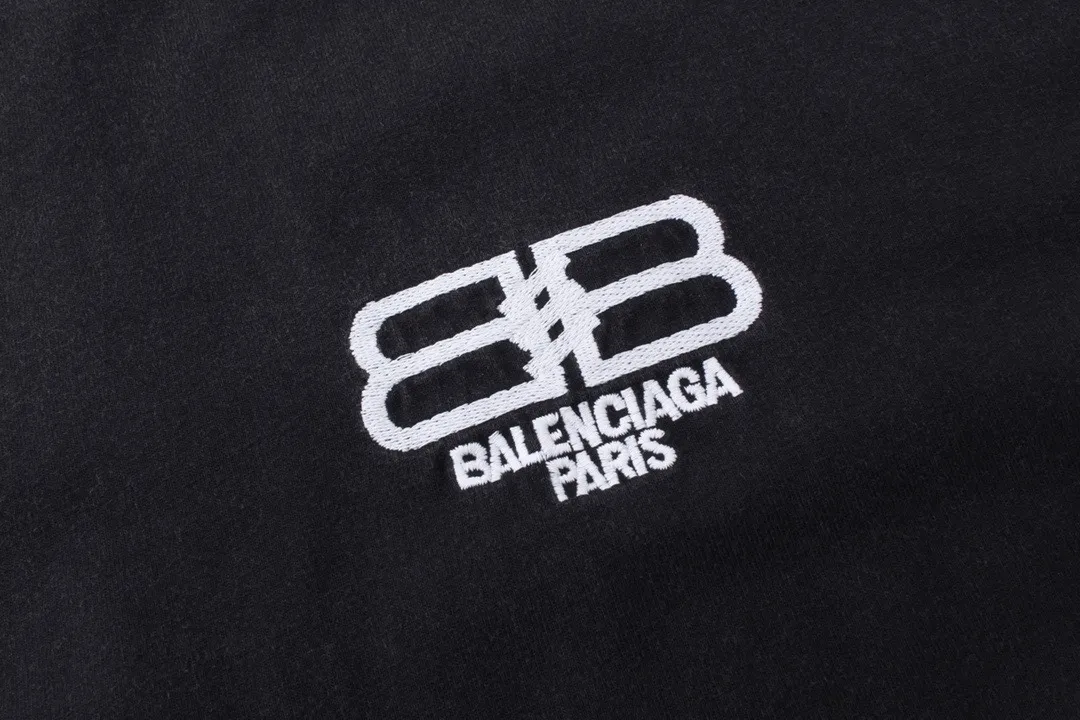 🅿️210 Real photos [Top version. Official website quality] BALENCI*GA/Paris. BB embroidery washed and distressed long-sleeved T-shirt. Brick cabinet synchronization. The fabric is made of Paris ZP custom-woven and dyed cotton double yarn compact cotton. The weight is 260 grams, the cloth surface is clean. The cloth pattern is clear, soft and comfortable. The threads are dyed with no color difference. The classic patterns are embroidered using imported embroidery machines. The effect is three-dimensional. Restored brick cabinets. Ready-made garments washed and distressed. Different market currency. Welcome to compare. The version adopts OS loose shoulder version. Same style for men and women. Code: BL225023 Color: Washed Black Size: XS S M L