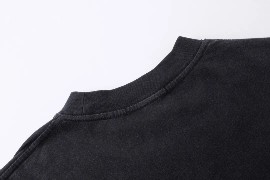🅿️210 Real photos [Top version. Official website quality] BALENCI*GA/Paris. BB embroidery washed and distressed long-sleeved T-shirt. Brick cabinet synchronization. The fabric is made of Paris ZP custom-woven and dyed cotton double yarn compact cotton. The weight is 260 grams, the cloth surface is clean. The cloth pattern is clear, soft and comfortable. The threads are dyed with no color difference. The classic patterns are embroidered using imported embroidery machines. The effect is three-dimensional. Restored brick cabinets. Ready-made garments washed and distressed. Different market currency. Welcome to compare. The version adopts OS loose shoulder version. Same style for men and women. Code: BL225023 Color: Washed Black Size: XS S M L