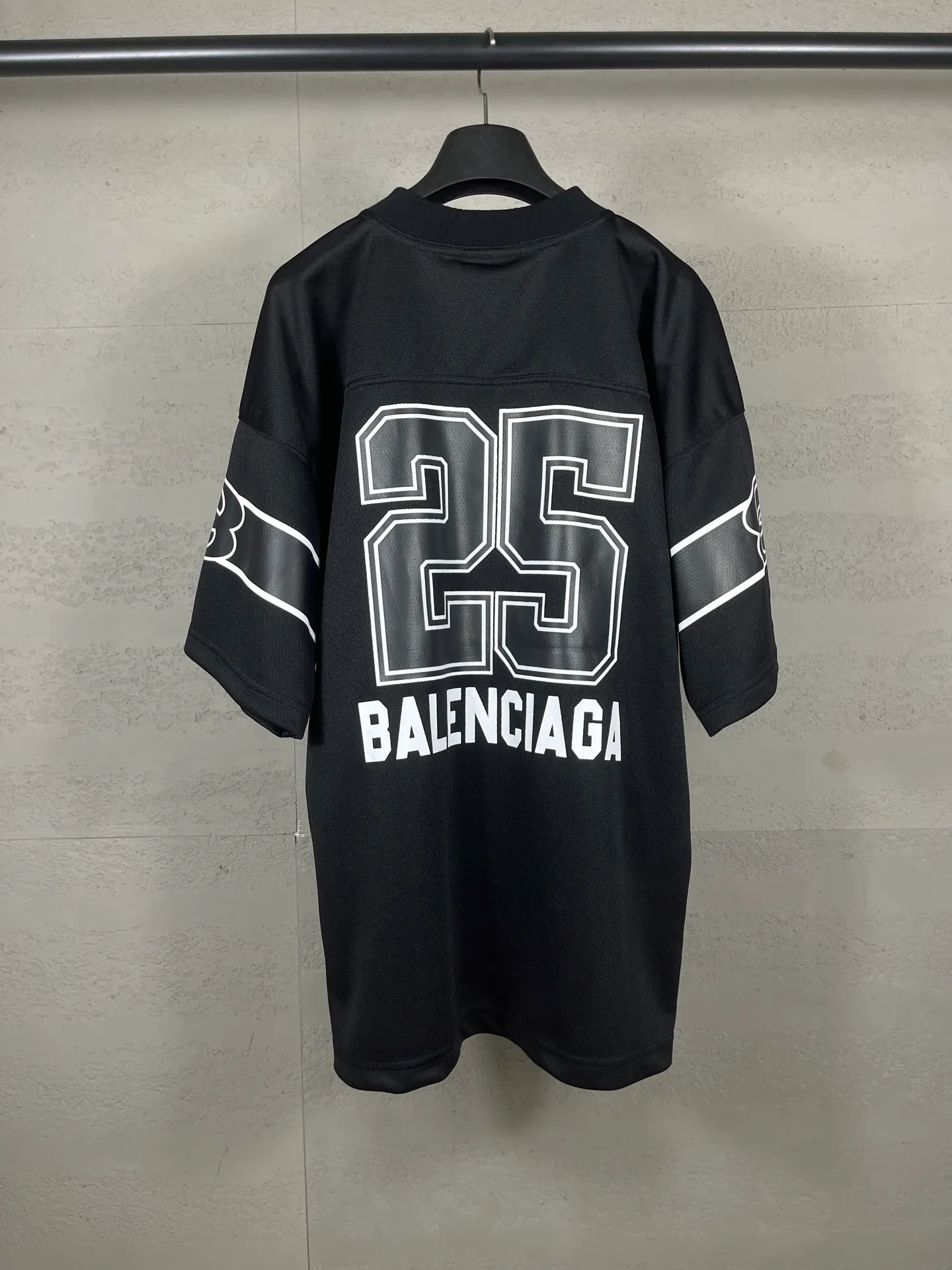 🅿️210 Actual pictures [Top version. Official website quality] BALENCI*GA/Paris double ring LOGO printed back No. 25 short-sleeved jersey. The collar adopts computer laser rib top collar, no shoulder seams, and extra-heavy craftsmanship. SS25 latest model. Research and development at the first time, different market currencies. Comparisons welcome. The fabric is made of custom-woven sports fabric that absorbs moisture and is comfortable and dry. Whether you are doing sports or fitness or going out on the street every day, you can easily become the center of attention. Stretch ribbing at neckline. Weighing 220 grams, the cloth surface is clean. The cloth pattern is clear, soft and comfortable. The threads are dyed with no color difference. The printing uses imported environmentally friendly rubber paddles, and the pattern letters are clear, three-dimensional and without burrs. Jubie market produces pictures based on pictures. Welcome to compare. The version adopts OS loose shoulder design. Same style for men and women. Code: BL253735 Color: black, red Size: XS S M L