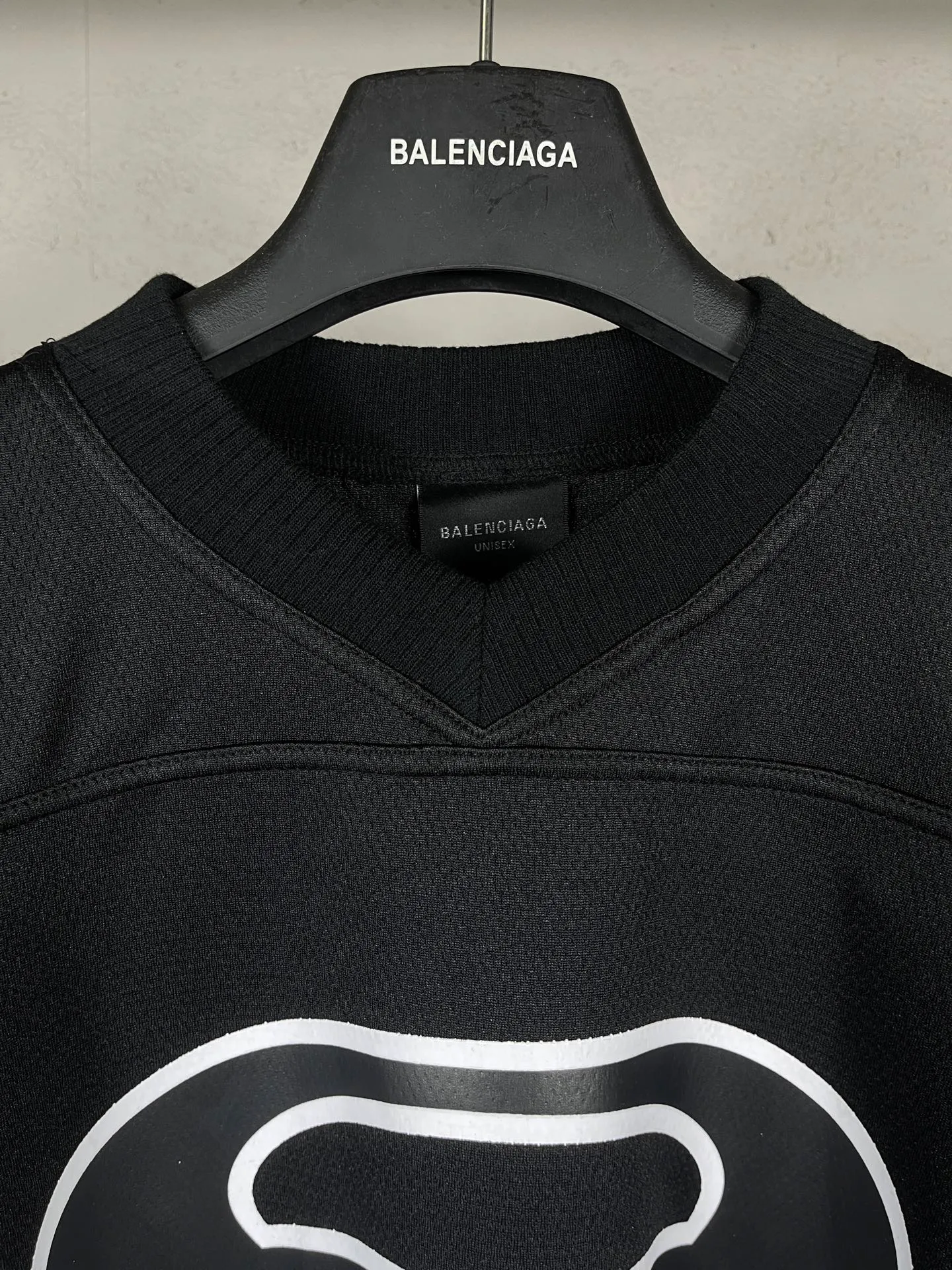 🅿️210 Actual pictures [Top version. Official website quality] BALENCI*GA/Paris double ring LOGO printed back No. 25 short-sleeved jersey. The collar adopts computer laser rib top collar, no shoulder seams, and extra-heavy craftsmanship. SS25 latest model. Research and development at the first time, different market currencies. Comparisons welcome. The fabric is made of custom-woven sports fabric that absorbs moisture and is comfortable and dry. Whether you are doing sports or fitness or going out on the street every day, you can easily become the center of attention. Stretch ribbing at neckline. Weighing 220 grams, the cloth surface is clean. The cloth pattern is clear, soft and comfortable. The threads are dyed with no color difference. The printing uses imported environmentally friendly rubber paddles, and the pattern letters are clear, three-dimensional and without burrs. Jubie market produces pictures based on pictures. Welcome to compare. The version adopts OS loose shoulder design. Same style for men and women. Code: BL253735 Color: black, red Size: XS S M L