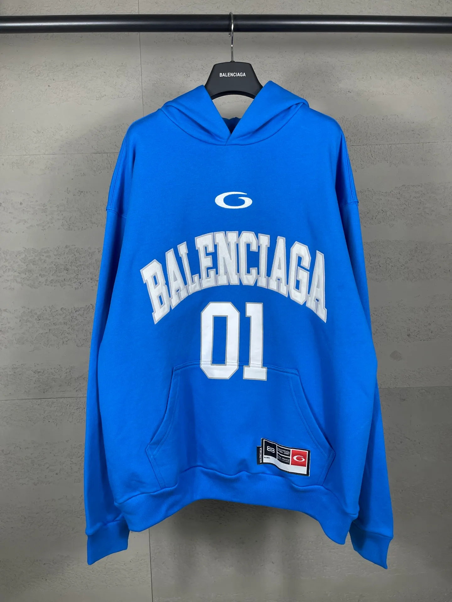 🅿️350 Actual pictures [Top version. Official website quality] BALENCI*GA/Paris.SS25 latest basketball uniform embroidered printed hooded long-sleeved sweatshirt. The front embroidery is embroidered and printed using a Tajima computer embroidery machine, the lower left corner is stamped, and the back piece is printed. The brick cabinets are synchronized. The authentic product is developed at the first time. The fabric is made of Paris ZP custom-woven and dyed cotton sweatshirt. Weighing 460 grams, the cloth surface is clean. The cloth pattern is clear, soft and comfortable. The threads are dyed with no color difference. The printing uses environmentally friendly imported materials, the letters are clear and the effect is three-dimensional. The version adopts OS loose shoulder design. Same style for men and women. Code: BL258959 Color: Black Purple Blue Green Size: XS S M L
