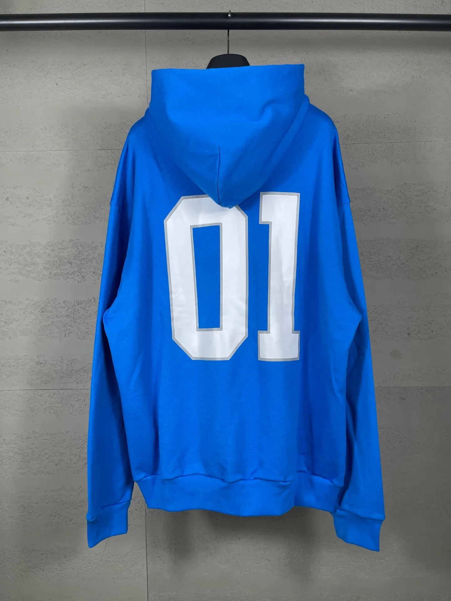 🅿️350 Actual pictures [Top version. Official website quality] BALENCI*GA/Paris.SS25 latest basketball uniform embroidered printed hooded long-sleeved sweatshirt. The front embroidery is embroidered and printed using a Tajima computer embroidery machine, the lower left corner is stamped, and the back piece is printed. The brick cabinets are synchronized. The authentic product is developed at the first time. The fabric is made of Paris ZP custom-woven and dyed cotton sweatshirt. Weighing 460 grams, the cloth surface is clean. The cloth pattern is clear, soft and comfortable. The threads are dyed with no color difference. The printing uses environmentally friendly imported materials, the letters are clear and the effect is three-dimensional. The version adopts OS loose shoulder design. Same style for men and women. Code: BL258959 Color: Black Purple Blue Green Size: XS S M L