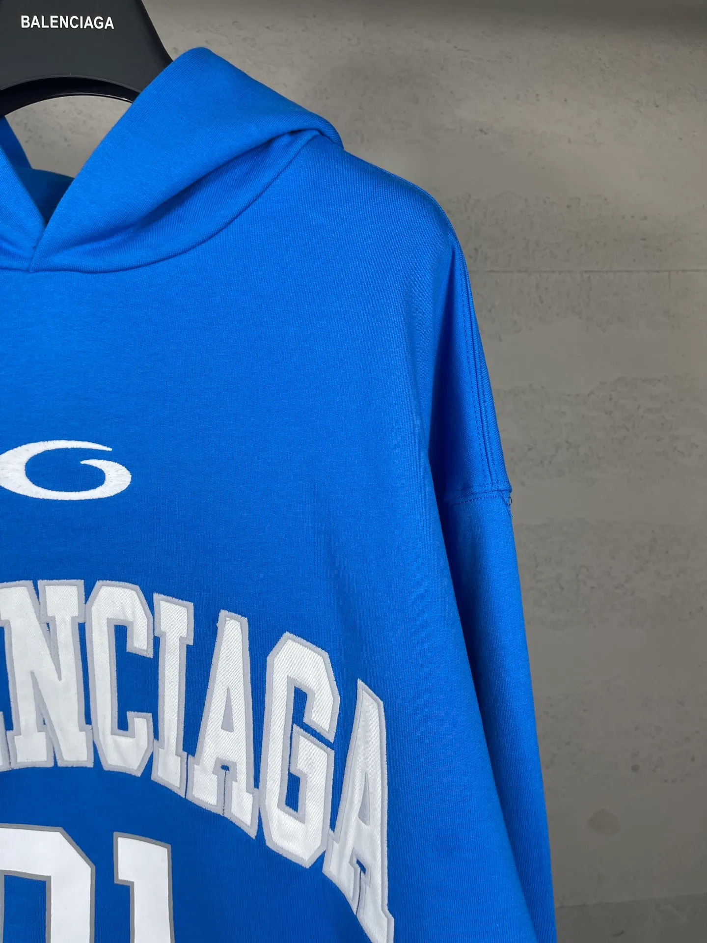 🅿️350 Actual pictures [Top version. Official website quality] BALENCI*GA/Paris.SS25 latest basketball uniform embroidered printed hooded long-sleeved sweatshirt. The front embroidery is embroidered and printed using a Tajima computer embroidery machine, the lower left corner is stamped, and the back piece is printed. The brick cabinets are synchronized. The authentic product is developed at the first time. The fabric is made of Paris ZP custom-woven and dyed cotton sweatshirt. Weighing 460 grams, the cloth surface is clean. The cloth pattern is clear, soft and comfortable. The threads are dyed with no color difference. The printing uses environmentally friendly imported materials, the letters are clear and the effect is three-dimensional. The version adopts OS loose shoulder design. Same style for men and women. Code: BL258959 Color: Black Purple Blue Green Size: XS S M L