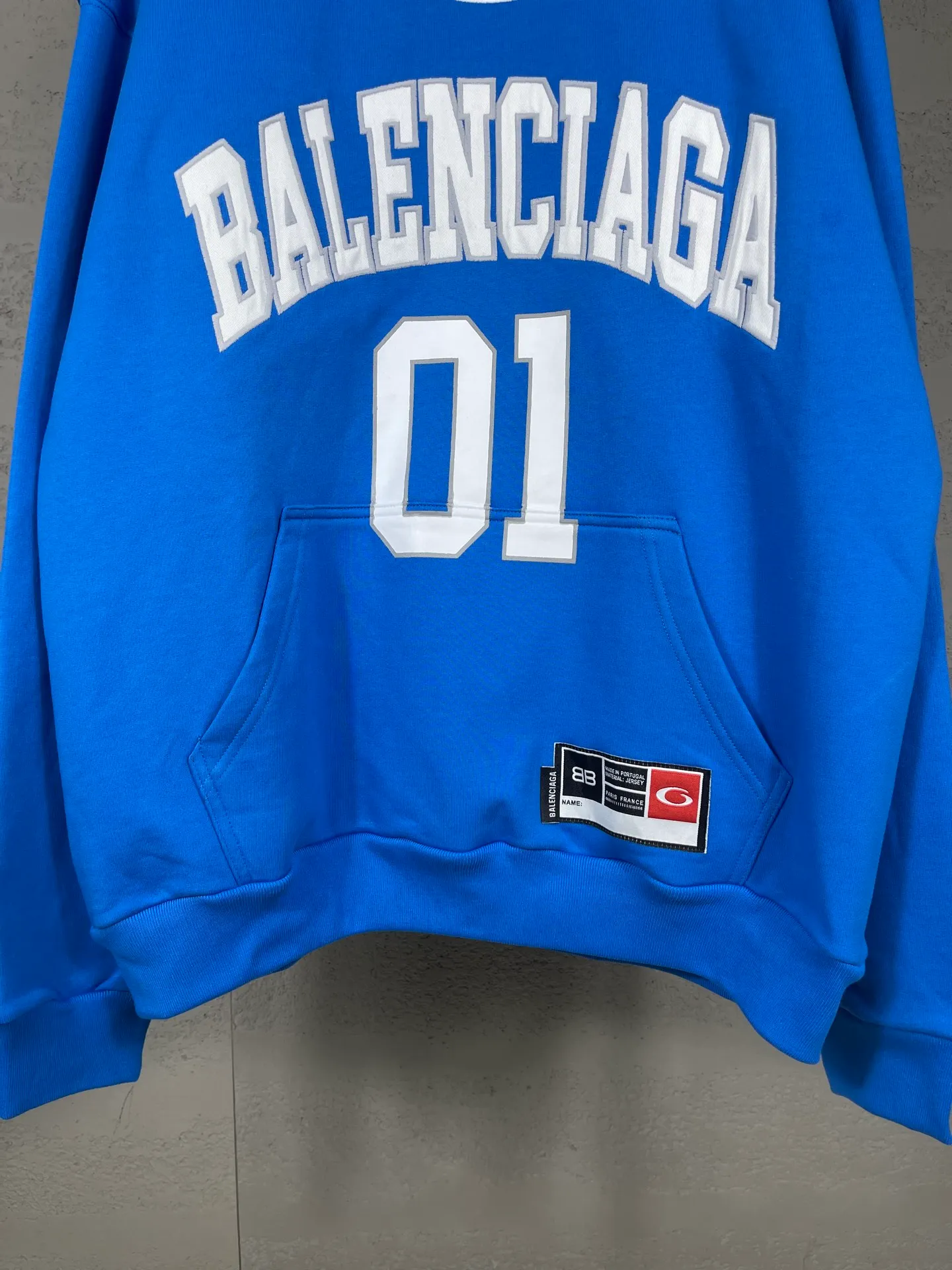 🅿️350 Actual pictures [Top version. Official website quality] BALENCI*GA/Paris.SS25 latest basketball uniform embroidered printed hooded long-sleeved sweatshirt. The front embroidery is embroidered and printed using a Tajima computer embroidery machine, the lower left corner is stamped, and the back piece is printed. The brick cabinets are synchronized. The authentic product is developed at the first time. The fabric is made of Paris ZP custom-woven and dyed cotton sweatshirt. Weighing 460 grams, the cloth surface is clean. The cloth pattern is clear, soft and comfortable. The threads are dyed with no color difference. The printing uses environmentally friendly imported materials, the letters are clear and the effect is three-dimensional. The version adopts OS loose shoulder design. Same style for men and women. Code: BL258959 Color: Black Purple Blue Green Size: XS S M L