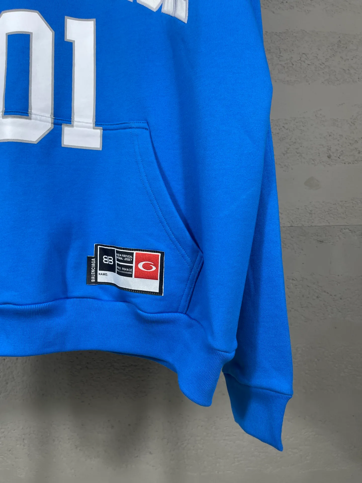 🅿️350 Actual pictures [Top version. Official website quality] BALENCI*GA/Paris.SS25 latest basketball uniform embroidered printed hooded long-sleeved sweatshirt. The front embroidery is embroidered and printed using a Tajima computer embroidery machine, the lower left corner is stamped, and the back piece is printed. The brick cabinets are synchronized. The authentic product is developed at the first time. The fabric is made of Paris ZP custom-woven and dyed cotton sweatshirt. Weighing 460 grams, the cloth surface is clean. The cloth pattern is clear, soft and comfortable. The threads are dyed with no color difference. The printing uses environmentally friendly imported materials, the letters are clear and the effect is three-dimensional. The version adopts OS loose shoulder design. Same style for men and women. Code: BL258959 Color: Black Purple Blue Green Size: XS S M L