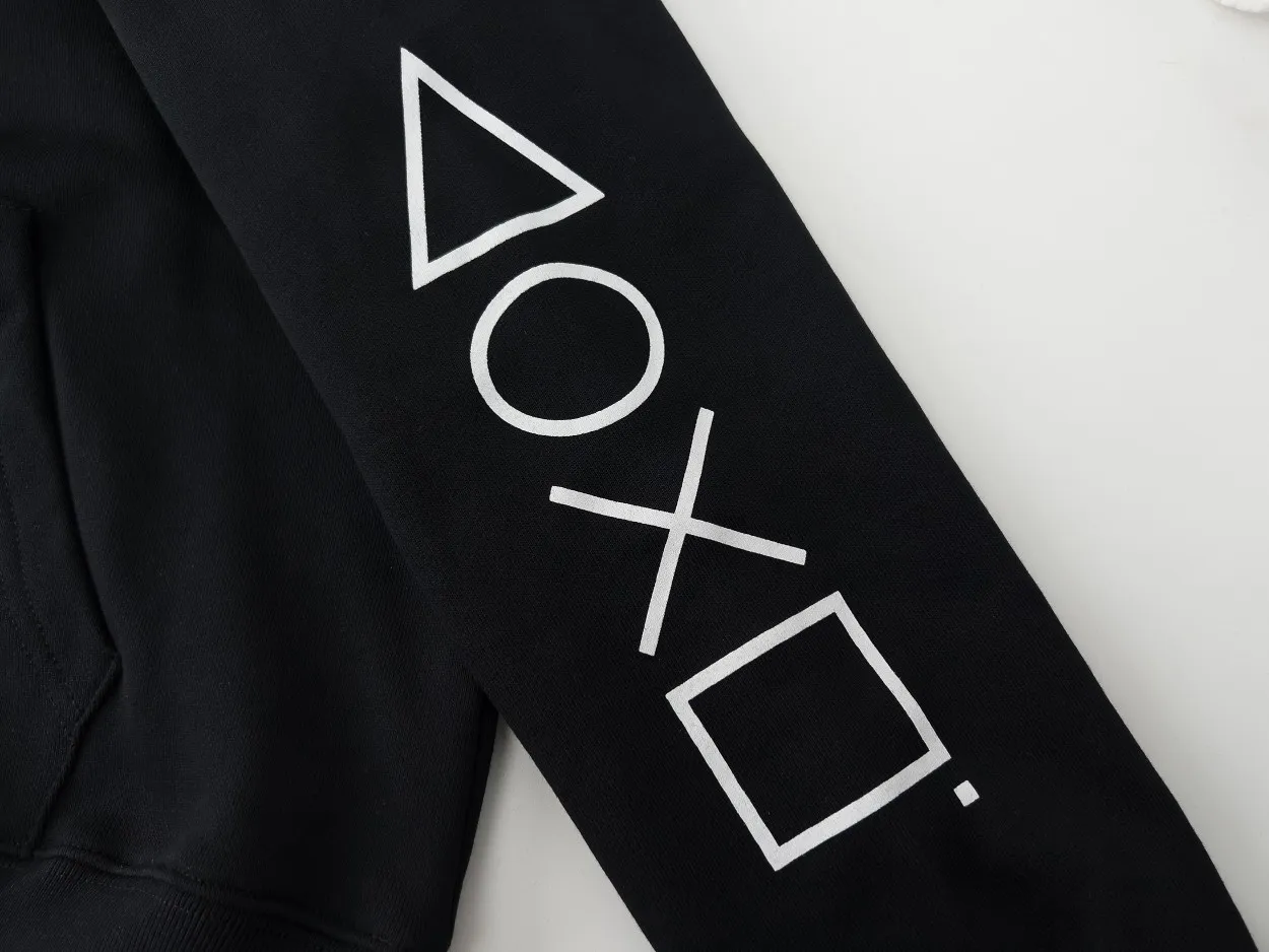 🅿️296 Detailed picture [Top version. Official website quality] BALENCI*GA/Paris. Classic model 22SS #BALENCI*GA / PlayStation co-branded. Ps5 letter geometric pattern printed hooded long-sleeved sweatshirt. Autumn and winter brick cabinet synchronization. The fabric is made of Paris ZP custom-woven and dyed 100% cotton double-yarn large sweater. The net weight is 460 grams. The cloth surface is clean. The cloth pattern is clear, soft and comfortable. The threads are woven and dyed with no color difference. The classic letter pattern is made of precision mesh. Imported environmentally friendly rubber paddle printing, the letters are clear. The effect is three-dimensional, restoring the brick cabinet, and the version adopts the OS loose shoulder style. Same style for men and women Coding: BL238085 Color: Black. White Size: XS S M L