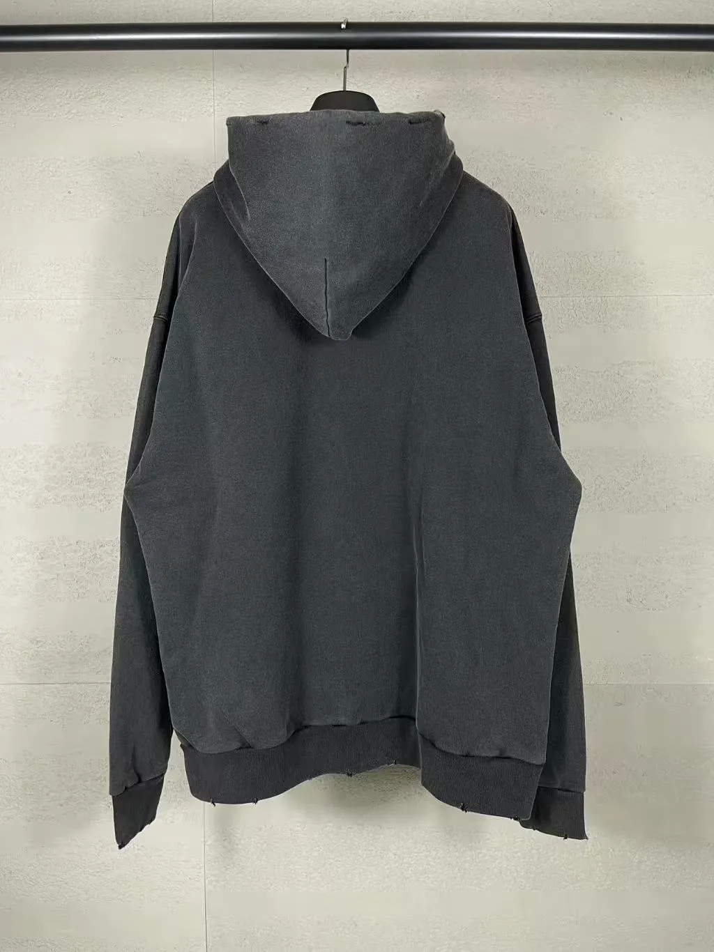 🅿️340 real photos [Top version. Official website quality] BALENCI*GA/Paris #2025 new style washed hooded sweatshirt with letter LOGO chest patch embroidery, ready-to-wear washed and worn, full of design. Welcome to compare. The fabric is made of Paris ZP custom-woven and dyed cotton. The weight is 460 grams. The cloth surface is clean. The cloth pattern is clear, soft and comfortable. The threads are dyed with no color difference. The classic letter LOGO is embroidered with imported Tajima embroidery machine. The effect is three-dimensional. Restore the brick cabinet, adopt OS loose shoulder style. Same style for men and women. Code: BL258960 Color: washed black Size: XS S M L