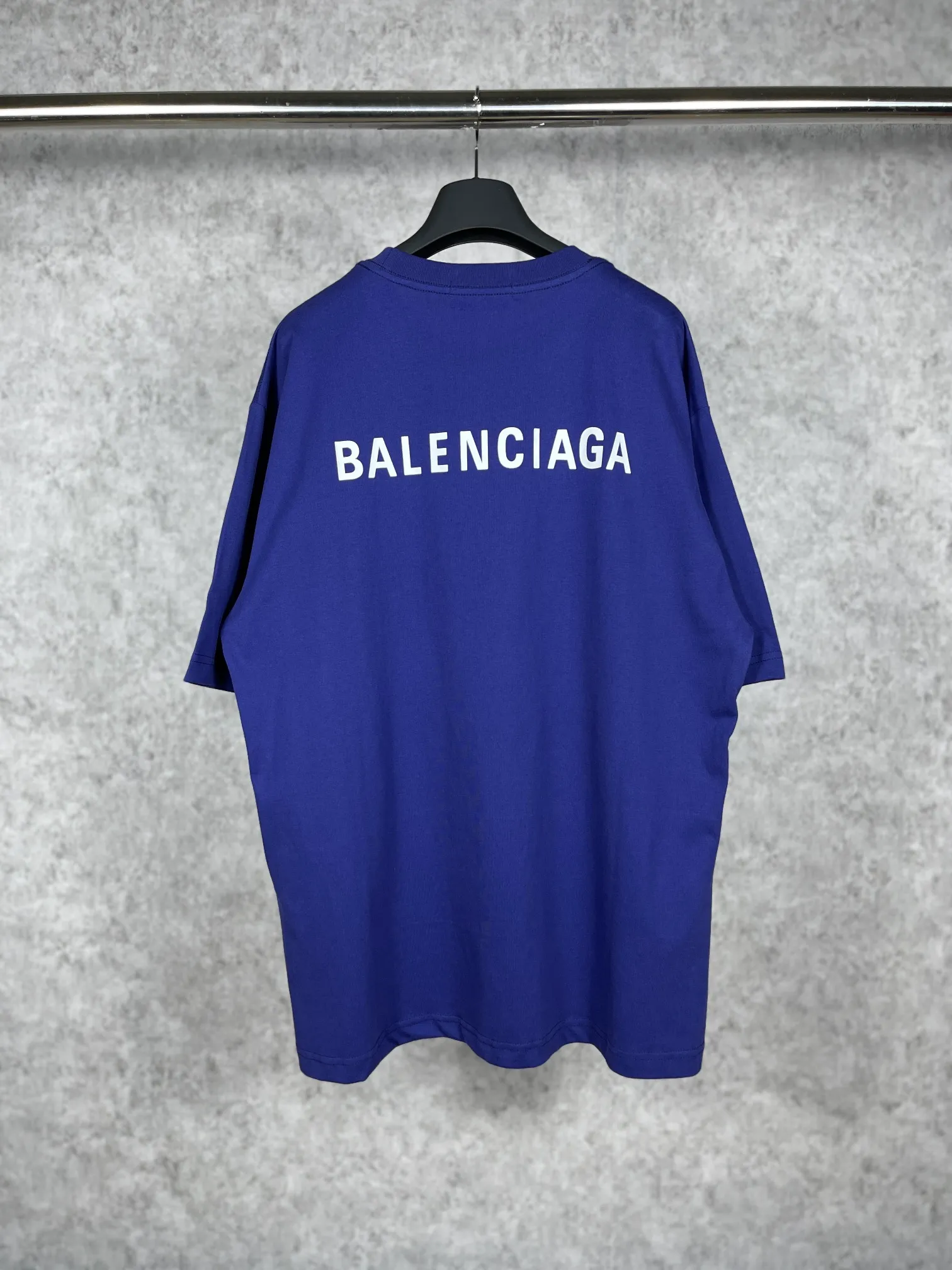 🅿️166 real photos [Top version. Official website quality] BALENCI*GA/Paris#Classic style. Classic letter printed short-sleeved T-shirt on the front and back #brick cabinet synchronization.                       The fabric is made of Paris ZP custom-woven and dyed cotton double yarn, weighing 260 grams. The cloth surface is clean. The cloth pattern is clear, soft and comfortable. The threads are dyed with no color difference. The classic pattern is printed with environmentally friendly imported materials, precision printing screen, the letters are clear, the effect is three-dimensional, and the brick cabinet is restored. The version adopts OS loose shoulder style. Same style for men and women. Coding: BL223022 Color: black, beige, white, blue, floral gray, beige. Size: XS to L