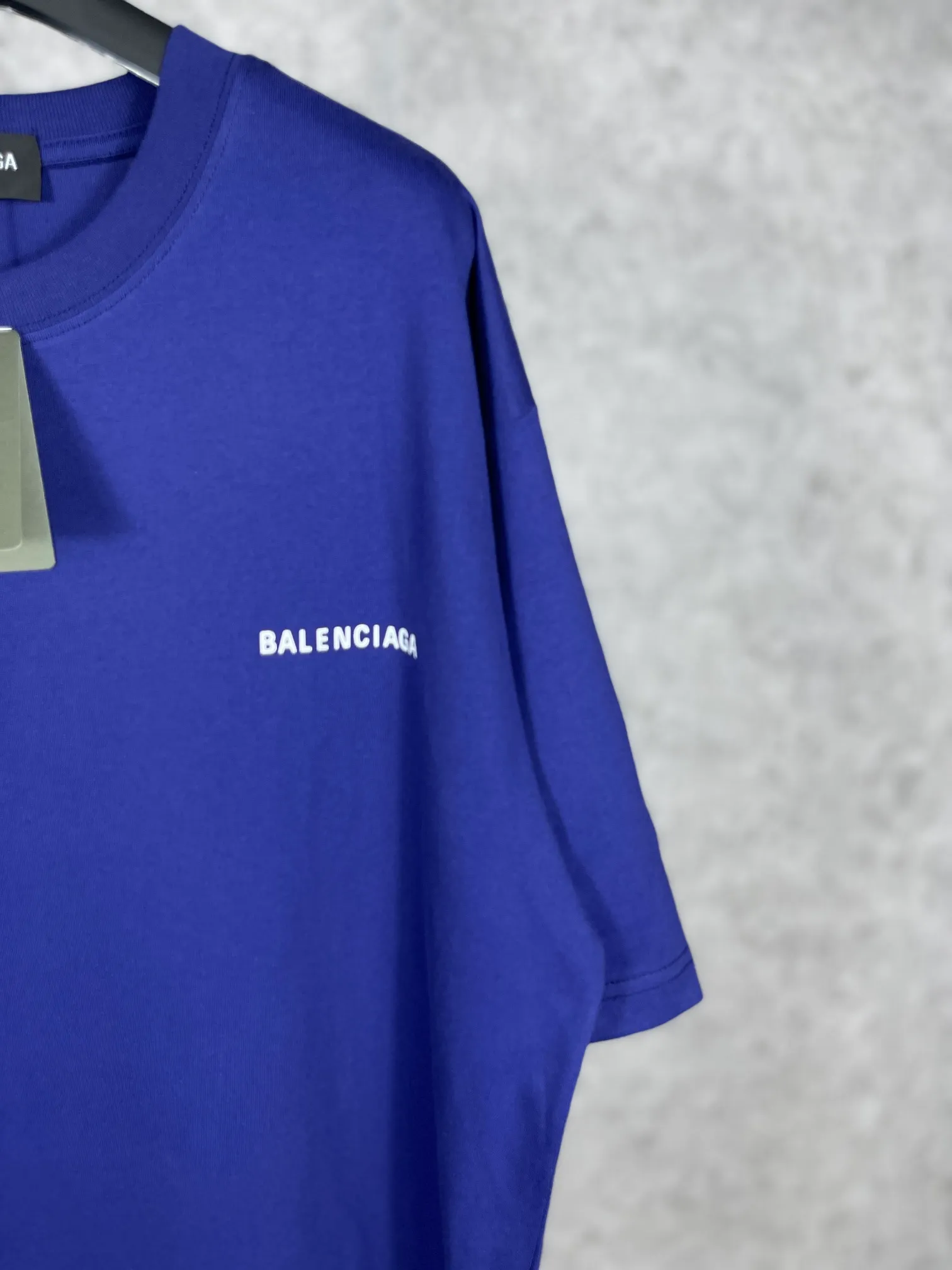 🅿️166 real photos [Top version. Official website quality] BALENCI*GA/Paris#Classic style. Classic letter printed short-sleeved T-shirt on the front and back #brick cabinet synchronization.                       The fabric is made of Paris ZP custom-woven and dyed cotton double yarn, weighing 260 grams. The cloth surface is clean. The cloth pattern is clear, soft and comfortable. The threads are dyed with no color difference. The classic pattern is printed with environmentally friendly imported materials, precision printing screen, the letters are clear, the effect is three-dimensional, and the brick cabinet is restored. The version adopts OS loose shoulder style. Same style for men and women. Coding: BL223022 Color: black, beige, white, blue, floral gray, beige. Size: XS to L