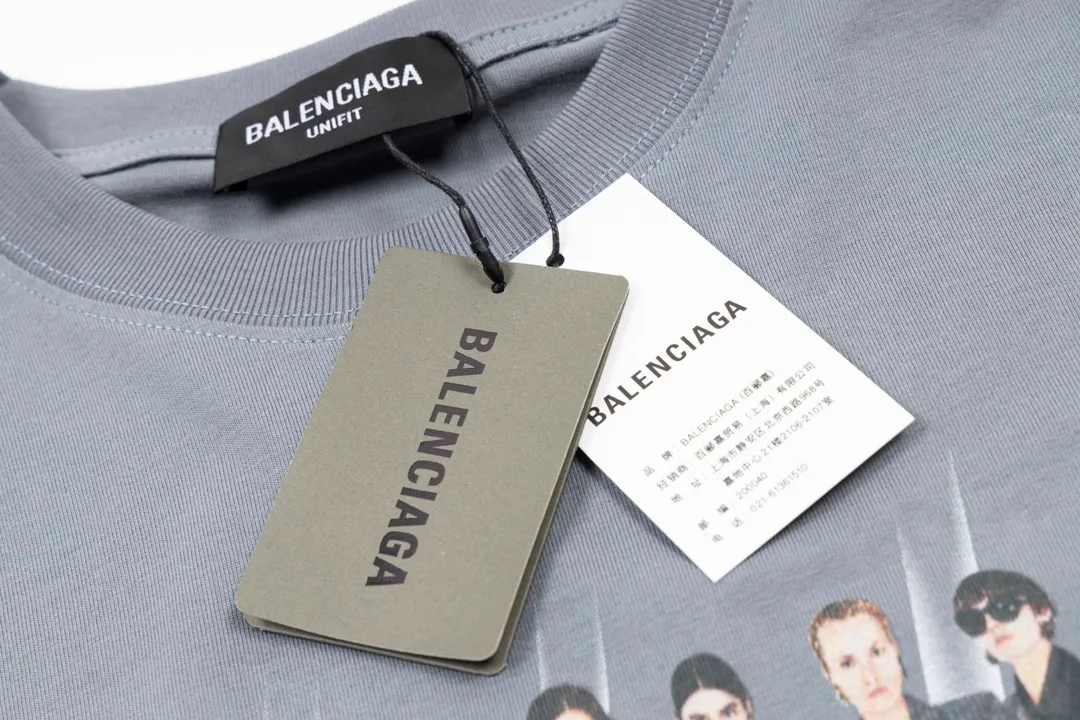 🅿️170 Detail Picture [Top version. Official website quality] BALENCI*GA/Paris. Classic style. 22SS#BALENCI*GA# Portrait band direct-injection printed short-sleeved T-shirt. Brick cabinet synchronization. The fabric is made of Paris ZP custom-woven and dyed 100% cotton double yarn compact cotton. The weight is 260 grams, the cloth surface is clean. The cloth pattern is clear, soft and comfortable. The threads are woven and dyed with no color difference. The classic pattern adopts Kornit direct-injection printing, which has no hand feel and a three-dimensional effect, restoring the brick cabinet. The version adopts the OS loose shoulder version. The same style for men and women. Code: BL223037 Color: black. White. Medium gray Size: XS S M L