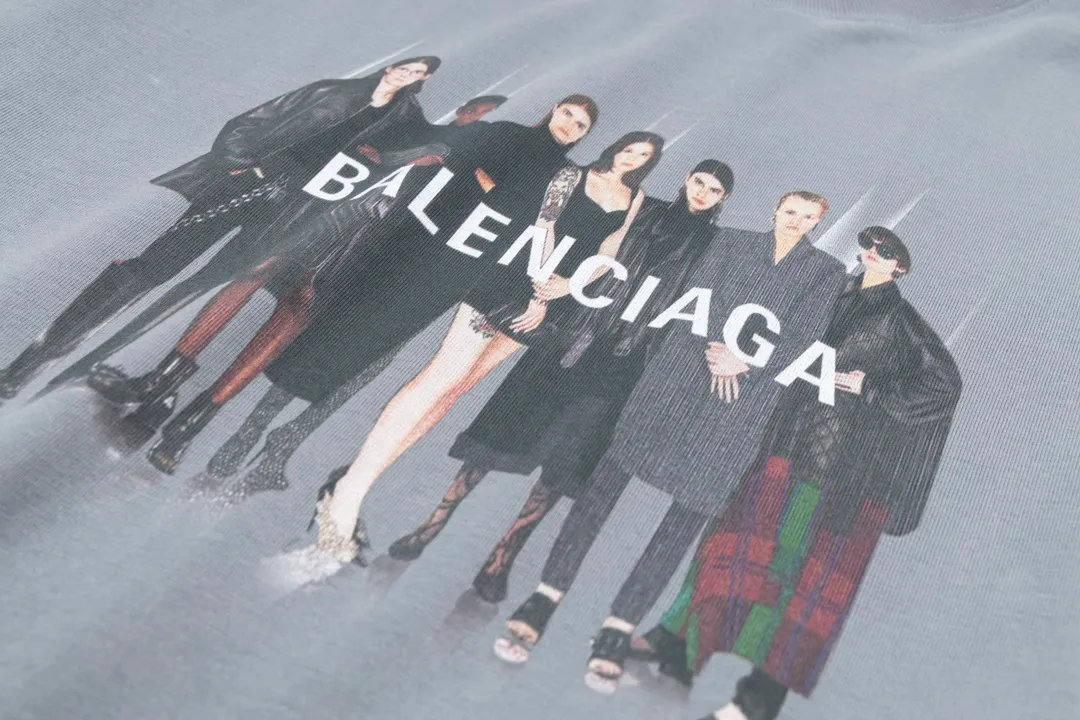 🅿️170 Detail Picture [Top version. Official website quality] BALENCI*GA/Paris. Classic style. 22SS#BALENCI*GA# Portrait band direct-injection printed short-sleeved T-shirt. Brick cabinet synchronization. The fabric is made of Paris ZP custom-woven and dyed 100% cotton double yarn compact cotton. The weight is 260 grams, the cloth surface is clean. The cloth pattern is clear, soft and comfortable. The threads are woven and dyed with no color difference. The classic pattern adopts Kornit direct-injection printing, which has no hand feel and a three-dimensional effect, restoring the brick cabinet. The version adopts the OS loose shoulder version. The same style for men and women. Code: BL223037 Color: black. White. Medium gray Size: XS S M L
