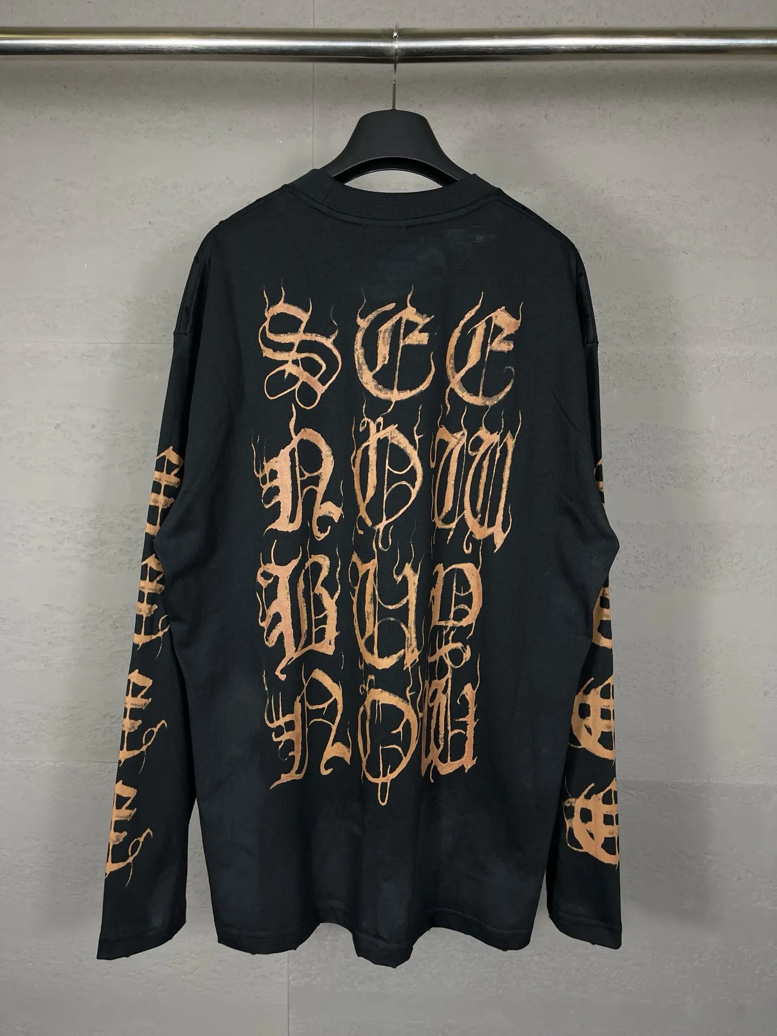 🅿️230 detailed pictures [Top version. Official website quality] BALENCI*GA/Paris. 2024 latest Sanskrit letters LOGO hand-painted worn distressed long-sleeved T-shirt. Brick cabinet synchronization. ⚠️Difference in market currency. YB development. Color system is black and blue. Worn. Hand-painted consistent with ZP,‼ ️The fabric is made of Paris ZP custom-woven and dyed 100% cotton with double yarn compactness. The weight is 260 grams, the cloth surface is clean. The cloth pattern is clear, soft and comfortable, and the threads are dyed with no color difference. Ready-made garments are hand-painted, worn, and distressed, with heavy craftsmanship. Comparisons welcome. The version adopts OS loose shoulder design. Same style for men and women. Code: BL225012 Color: black blue Size: XS S M L