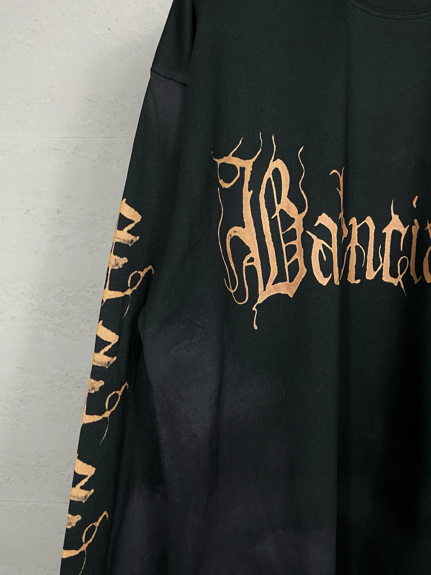🅿️230 detailed pictures [Top version. Official website quality] BALENCI*GA/Paris. 2024 latest Sanskrit letters LOGO hand-painted worn distressed long-sleeved T-shirt. Brick cabinet synchronization. ⚠️Difference in market currency. YB development. Color system is black and blue. Worn. Hand-painted consistent with ZP,‼ ️The fabric is made of Paris ZP custom-woven and dyed 100% cotton with double yarn compactness. The weight is 260 grams, the cloth surface is clean. The cloth pattern is clear, soft and comfortable, and the threads are dyed with no color difference. Ready-made garments are hand-painted, worn, and distressed, with heavy craftsmanship. Comparisons welcome. The version adopts OS loose shoulder design. Same style for men and women. Code: BL225012 Color: black blue Size: XS S M L