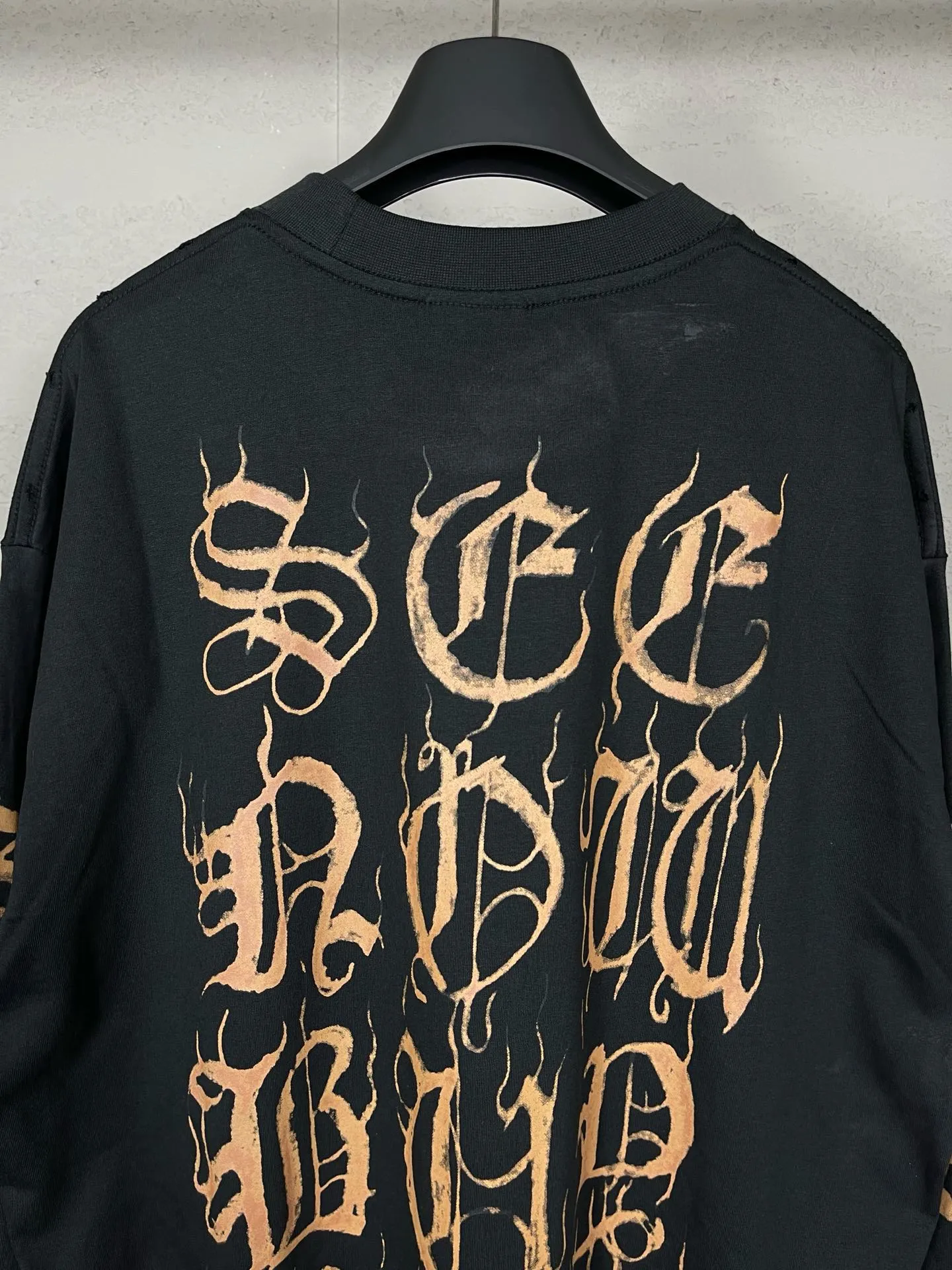 🅿️230 detailed pictures [Top version. Official website quality] BALENCI*GA/Paris. 2024 latest Sanskrit letters LOGO hand-painted worn distressed long-sleeved T-shirt. Brick cabinet synchronization. ⚠️Difference in market currency. YB development. Color system is black and blue. Worn. Hand-painted consistent with ZP,‼ ️The fabric is made of Paris ZP custom-woven and dyed 100% cotton with double yarn compactness. The weight is 260 grams, the cloth surface is clean. The cloth pattern is clear, soft and comfortable, and the threads are dyed with no color difference. Ready-made garments are hand-painted, worn, and distressed, with heavy craftsmanship. Comparisons welcome. The version adopts OS loose shoulder design. Same style for men and women. Code: BL225012 Color: black blue Size: XS S M L