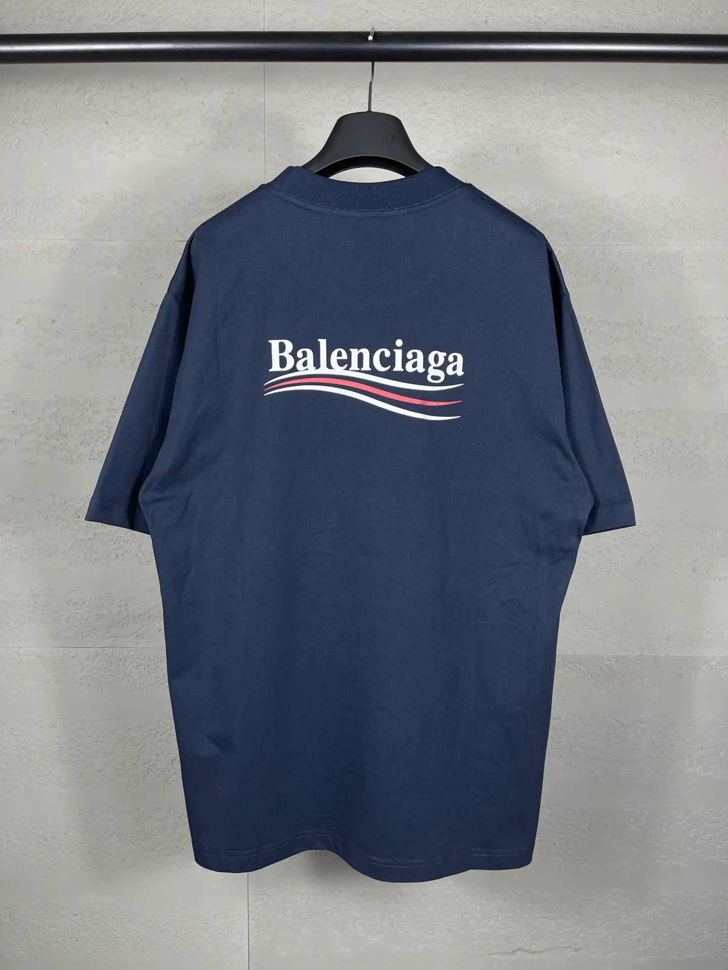 🅿️166 Real photos [Top version. Official website quality] BALENCI*GA/Paris#Classic, Coke printed short-sleeved T-shirt# The fabric is made of Paris ZP custom-woven and dyed cotton double yarn. Weighing 260 grams, the cloth surface is clean. The cloth pattern is clear, soft and comfortable. The threads are dyed with no color difference. The classic pattern printing uses environmentally friendly imported glue and precision stencil. The letters are clear. No burrs. The three-dimensional effect is strong. All colors are synchronized with the brick cabinets, custom woven and dyed, and will not fade. Different market currencies. The version adopts OS loose shoulder style. Same style for men and women. Code: BL223029 Color: white, black, yellow, red, gray, gray orchid, blue, military green, navy. Size: XS to L