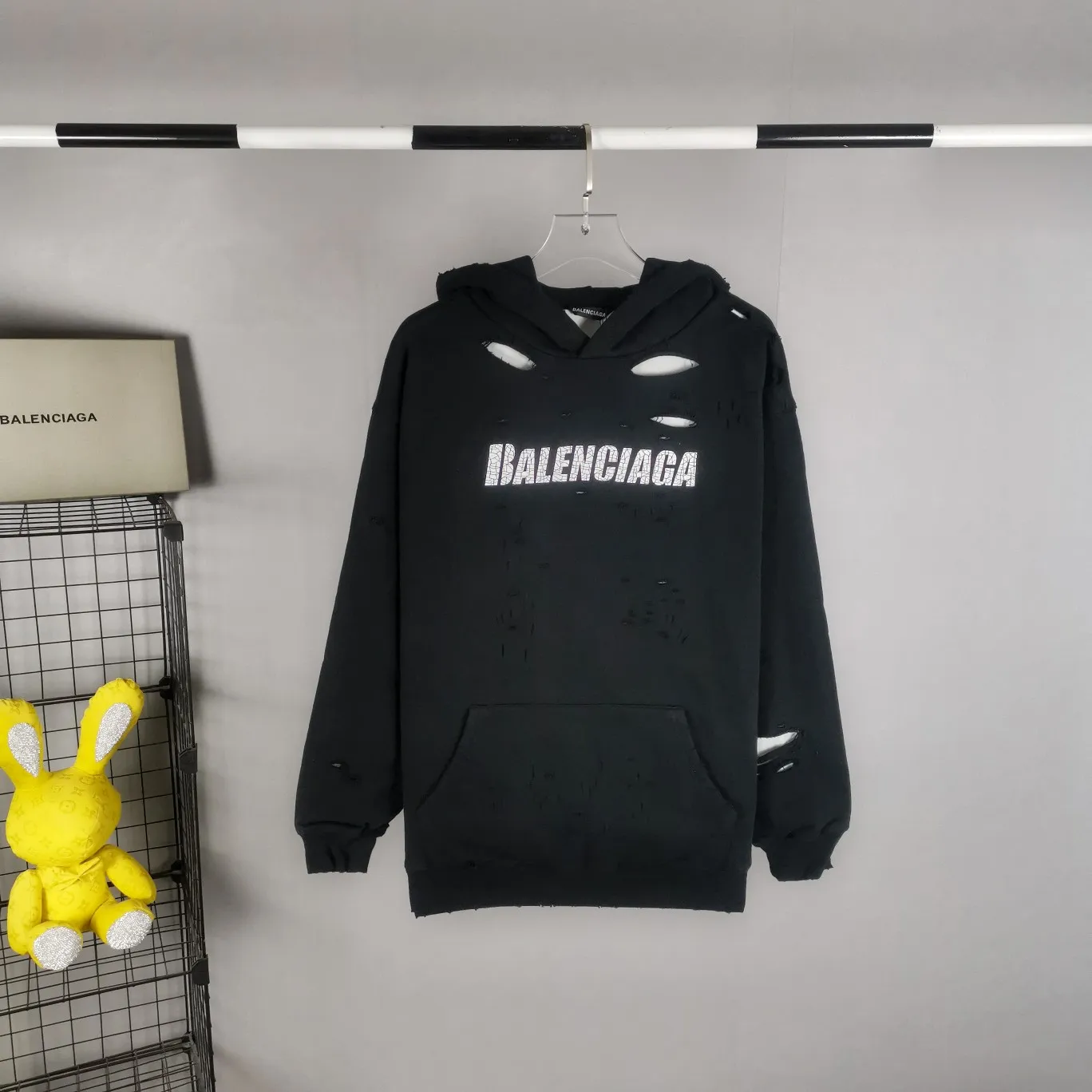 The top tested version of BALENCIAGA's Basic Cracked Sweatshirts and Hoodies for Male and Female Couples Stars can be said to be the most popular item among all the popular items. It has become popular on major self-media e-commerce platforms such as Xiaohongshu and Dewu. Heavy industrial craftsmanship tests the skills of lathes and printing techniques. Huge cost! Fabric: The outer fabric is made of 460g pure cotton fish scale terry fabric + the inner liner is 260g combed cotton. The weight of the ready-made garment exceeds 1kg, which can ❗️100%❗️ restore the drape of zp. The cost of fabric is over one hundred yuan. Washing process: After making the garment, the holes are polished by hand, and then washed to make it look old. The process is extremely complicated! There are more than 200 holes in the entire dress. The collar, cuffs, and hem are torn by hand (with pliers) rather than frayed. This is a more important detail.  Thread: dyed in the same vat with no color difference. Printing: made of special cracked material to achieve the ultimate in breathability and aesthetics! Just like the patterns on a turtle’s back, each one is different!  Accessories: Complete set of customized accessories + Sydney paper Size: XS-L (maximum wear: 230 catties) Color: blue black white purple red cyan P: 570
