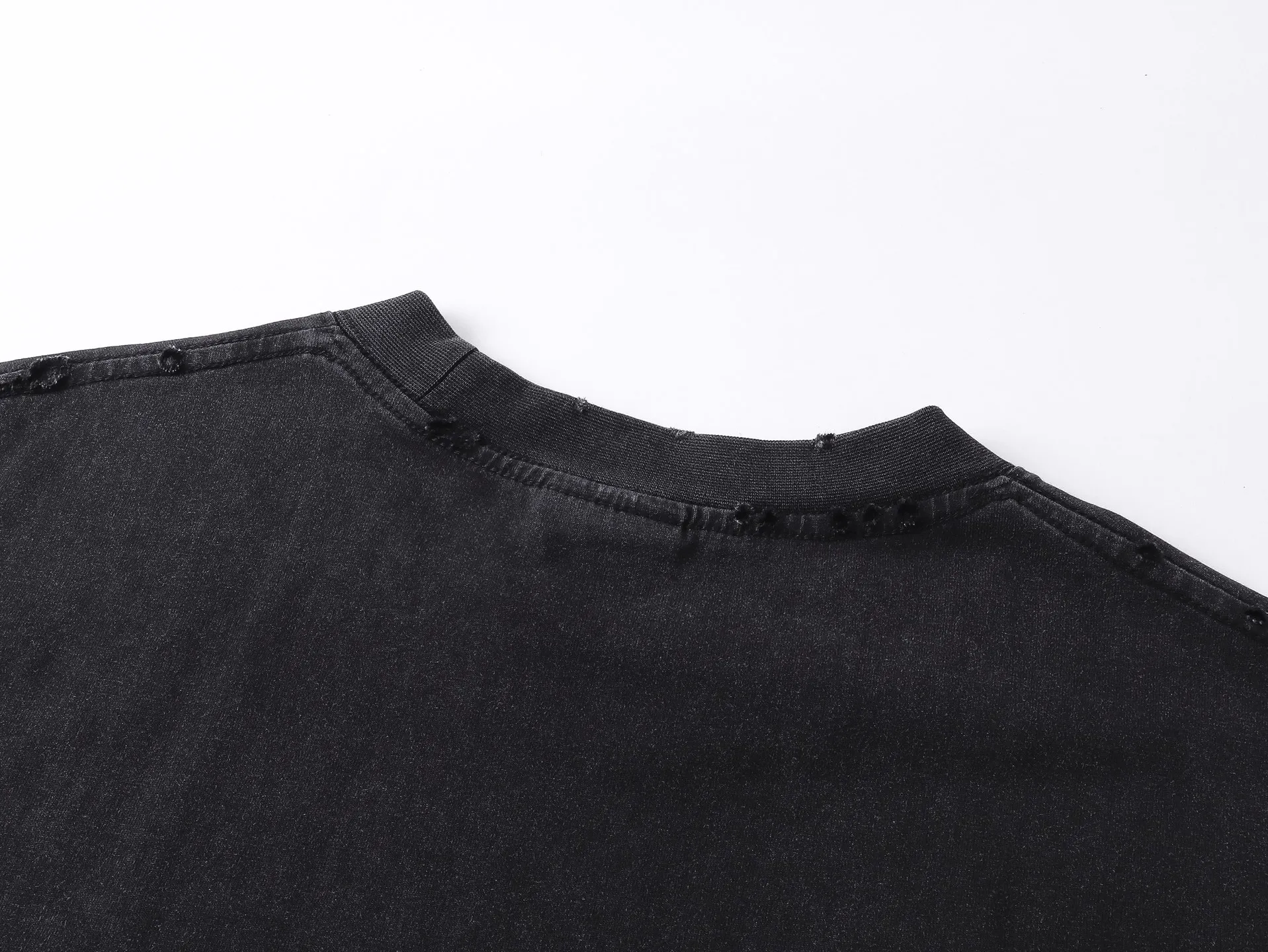 🅿️180 real photos [Top version. Official website quality] BALENCI*GA/Paris #2025 new style washed short-sleeved T-shirt with wheat ear letters LOGO embroidered on the chest, ready-to-wear washed, full of design. Welcome to compare. The fabric is made of Paris ZP custom-woven and dyed cotton double yarn, weight 260 grams, clean cloth surface. Clear texture, soft and comfortable. The threads are dyed with no color difference. The classic letter LOGO is embroidered with imported Tajima embroidery machine. The effect is three-dimensional. Restore brick cabinet, adopt OS loose shoulder style. Same style for men and women. Code: BL253663 Color: washed black, lake blue, pink, white Size: XS S M L