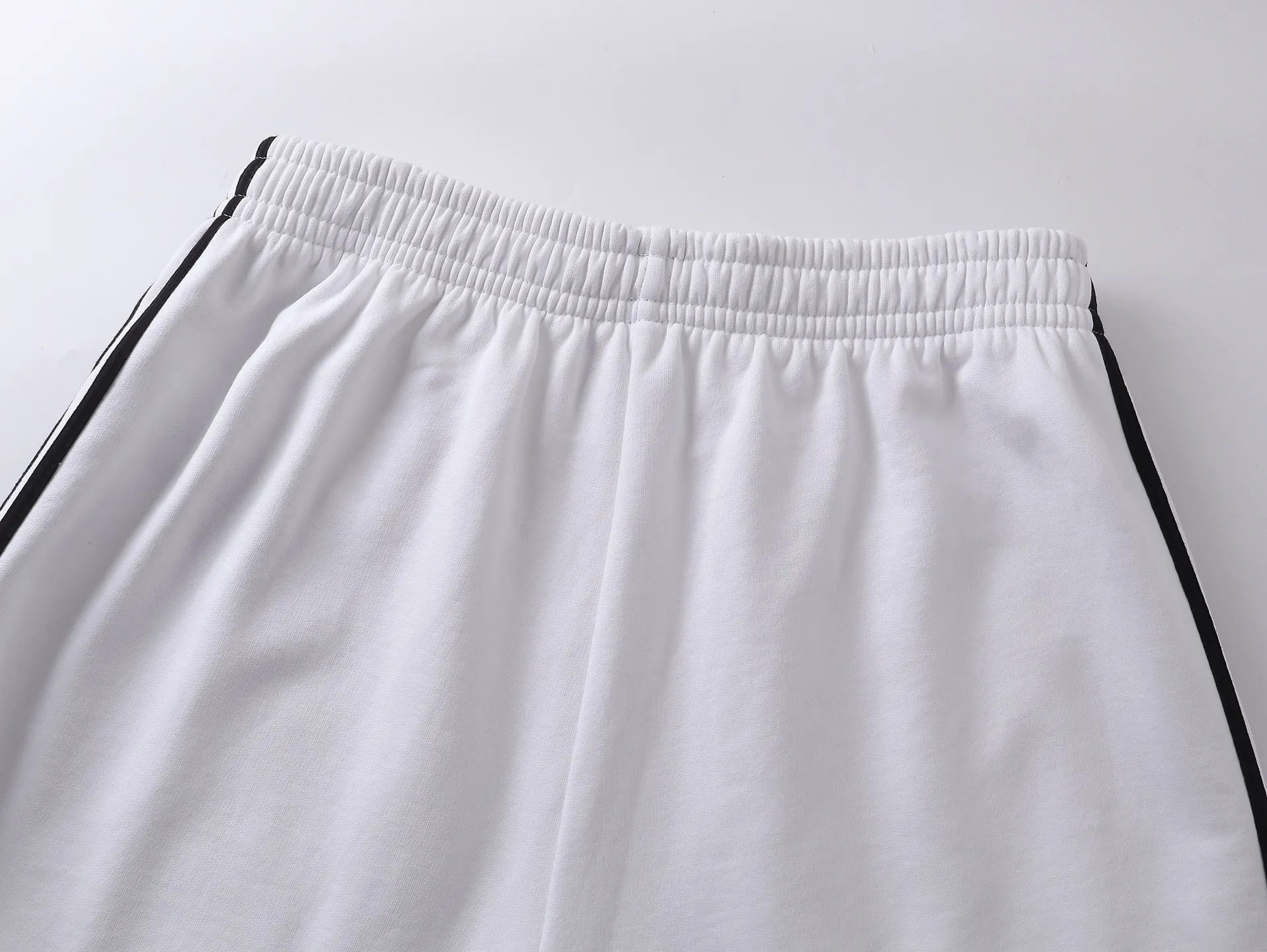 🅿️240 real shots [Top version. Official website quality] BALENCI*GA/Paris. 2025 new model. Paris co-branded adidas clover embroidered side seams. Invisible zipper shorts at the pocket. Brick cabinet synchronization. Genuine product developed at the first time, please print and compare! The fabric is made of Paris ZP custom-woven and dyed 100% cotton terry sweatshirt. The weight is 460 grams. The cloth surface is clean. The cloth pattern is clear and the hand feels soft and comfortable. The embroidery uses an imported Tajima embroidery machine. The letters are clear and the effect is three-dimensional. The version adopts a loose version. Same style for men and women. Code: BL257029 Color: black, white Size: XS S M L