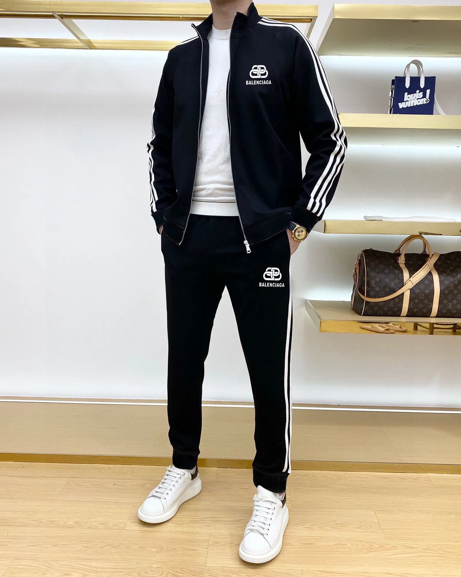 🅿️580 [BALENCIAGA] Hot-selling suit is coming. Focus on the original version of the official website. 2025 new hot-selling cardigan and sweatshirt suit. The original order is the best. 🇭🇰The meticulous work of top designers is dedicated to a fitting and perfect upper body effect. All-natural high-quality Tencel Roman cotton 100%, close-fitting comfort, noble and elegant! Original hardware embodies elegance and nobility! Counter size: M-3XL (maximum wear up to 190 pounds)